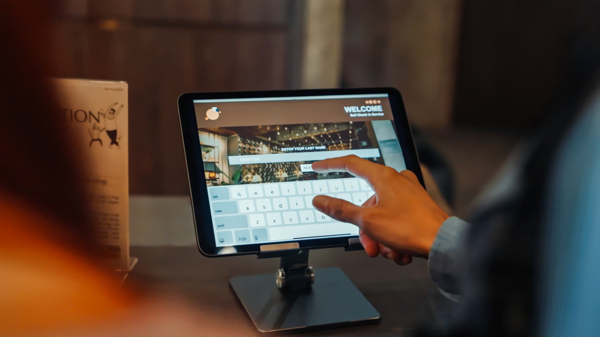 Self check-in bij een hotel op een tablet. Self check-in bij een hotel op een tablet. Foto: Getty Images