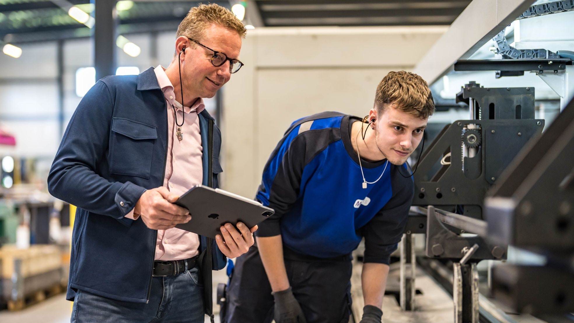 Geale Tadema (46, links), directeur van metaalbedrijf Metalis in Drachten. Geale Tadema (46, links), directeur van metaalbedrijf Metalis in Drachten. Foto: Piet Douma