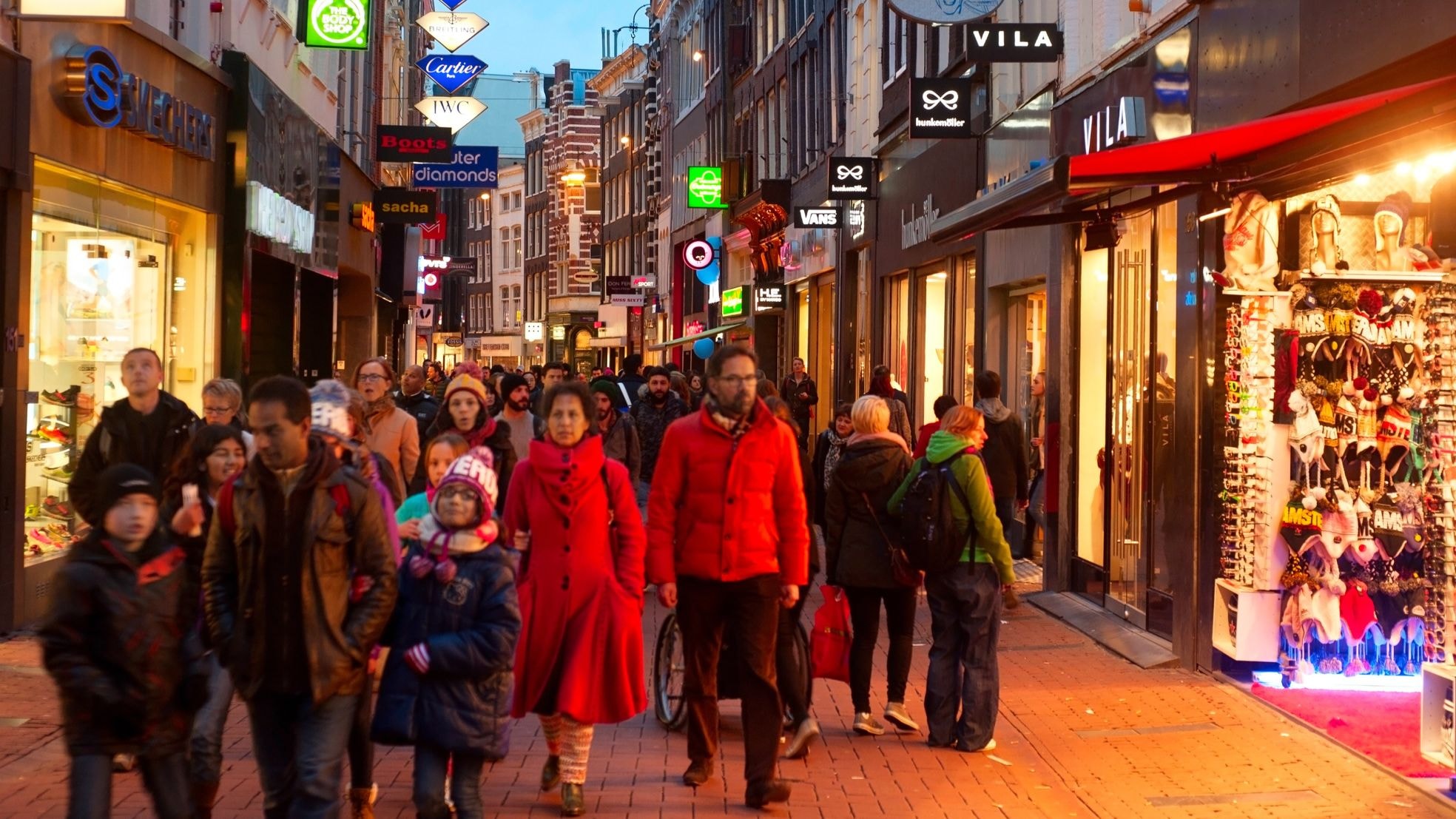 Winkelavond in het centrum van Amsterdam. Winkelavond in het centrum van Amsterdam. Foto: Shutterstock