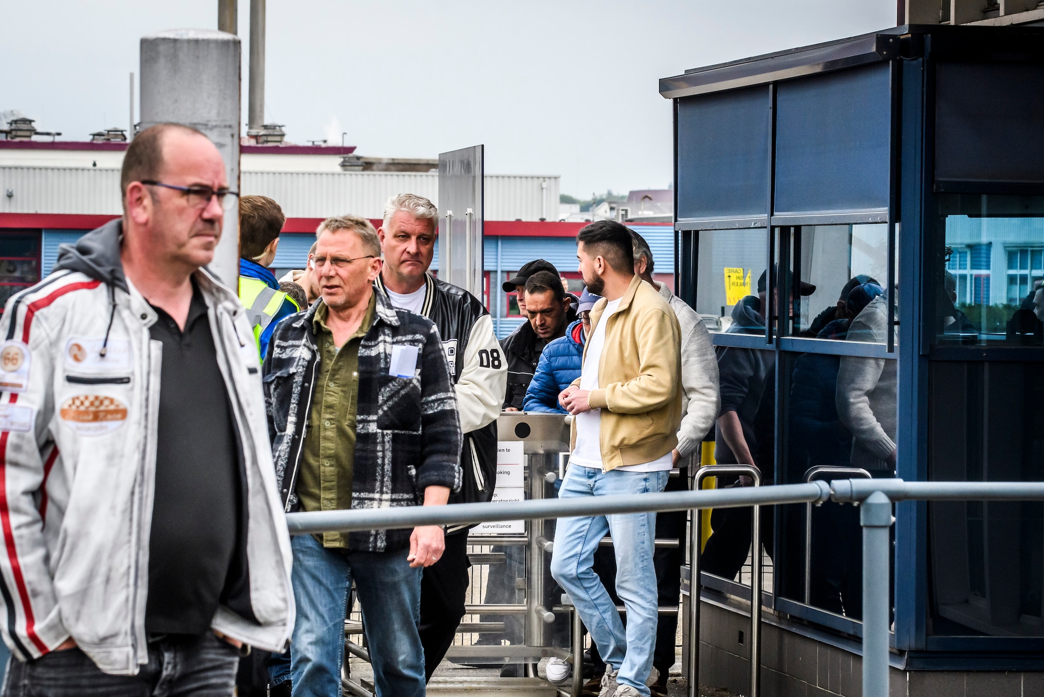 Personeel van Apollo Vredestein in Eschede hoorde vorige maand dat hun fabriek in 2026 sluit. Personeel van Apollo Vredestein in Eschede hoorde vorige maand dat hun fabriek in 2026 sluit. Foto: Reinier van Willigen