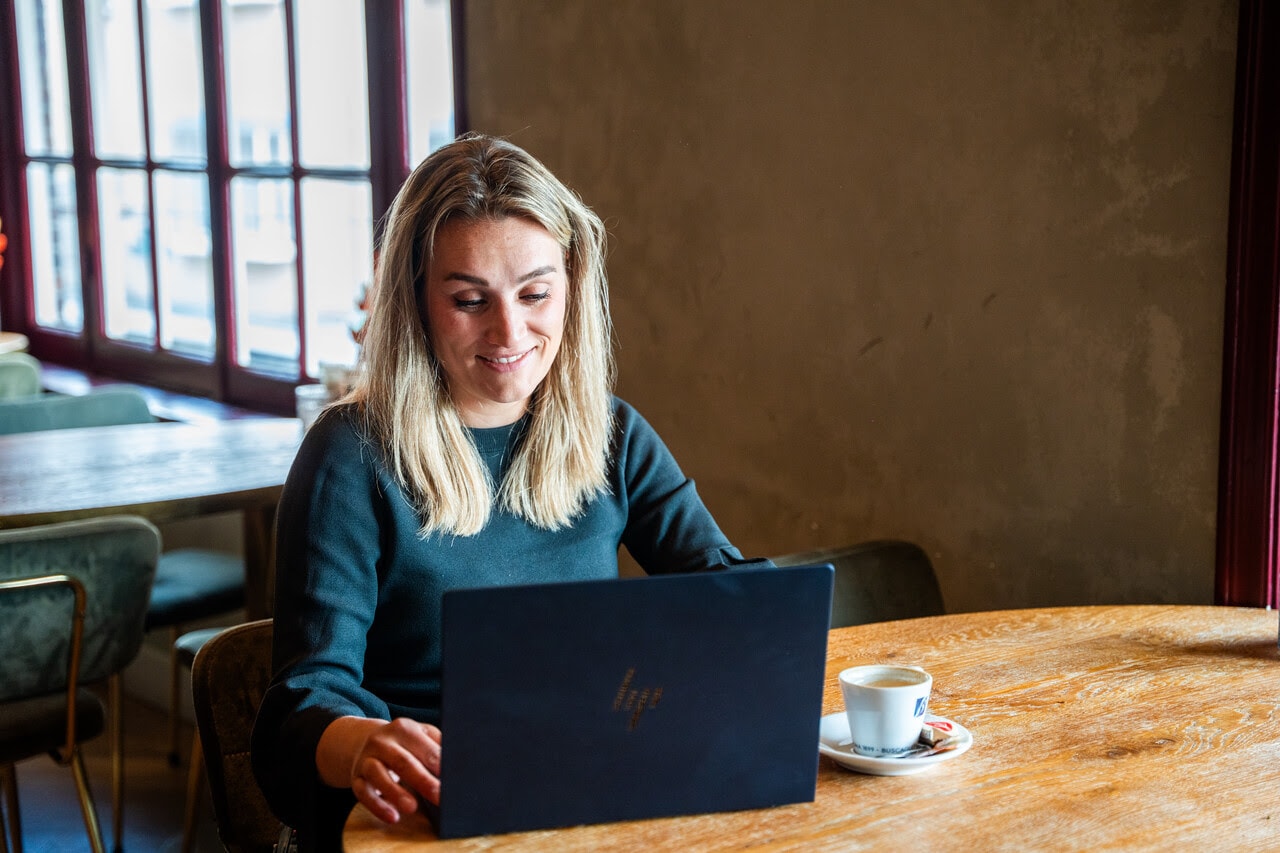 Esmee Weerden met haar EliteBook Ultra G1i. Foto: NotJustContent Esmee Weerden met haar EliteBook Ultra G1i. Foto: NotJustContent