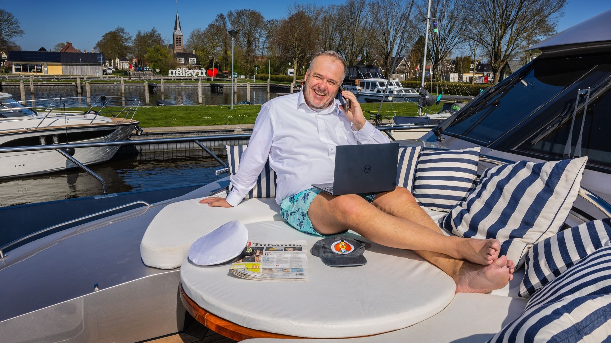 Een bedrijf leiden vanaf de boot: Die Grenze-baas Bert Hesselink doet het. Een bedrijf leiden vanaf de boot: Die Grenze-baas Bert Hesselink doet het. Foto: Niels de Vries
