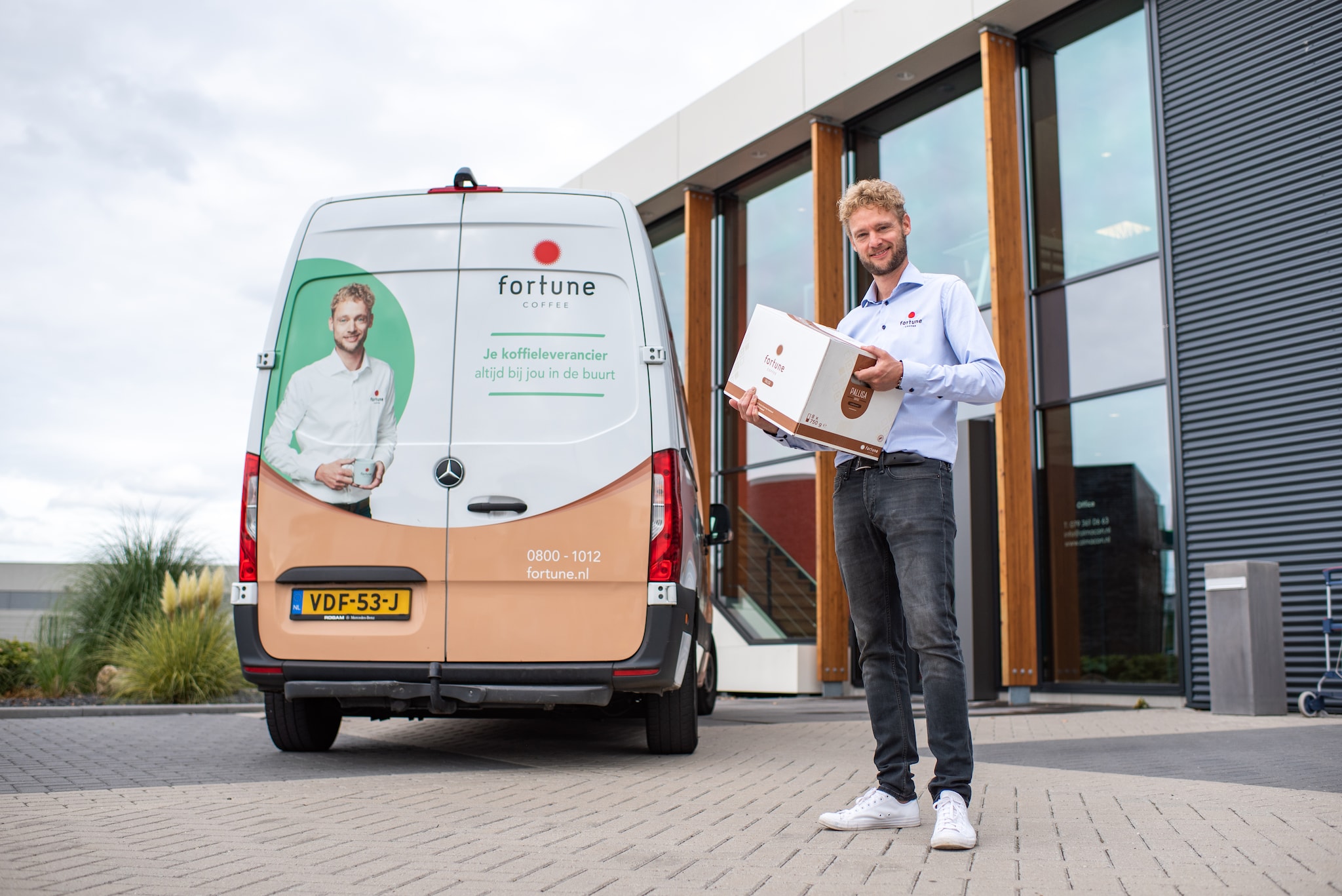 . Fortune Coffee ondernemer Bas Wijsbeek levert koffie bij een klant.