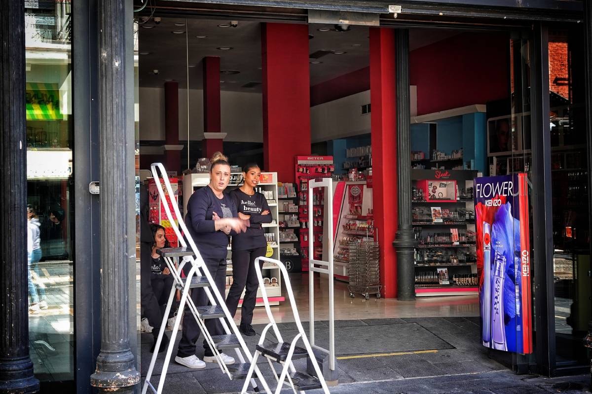 Mensen in Leon gaan met grote getale boodschappen doen bij winkels die niet gesloten zijn. Bij de deuren zijn trappen neergezet, om geen klanten meer toe te laten en is de winkel donker. Foto:ANP/HOLLANDSE HOOGTE/PETER DE JONG Mensen in Leon gaan met grote getale boodschappen doen bij winkels die niet gesloten zijn. Bij de deuren zijn trappen neergezet, om geen klanten meer toe te laten en is de winkel donker. Foto: ANP/HOLLANDSE HOOGTE/PETER DE JONG
