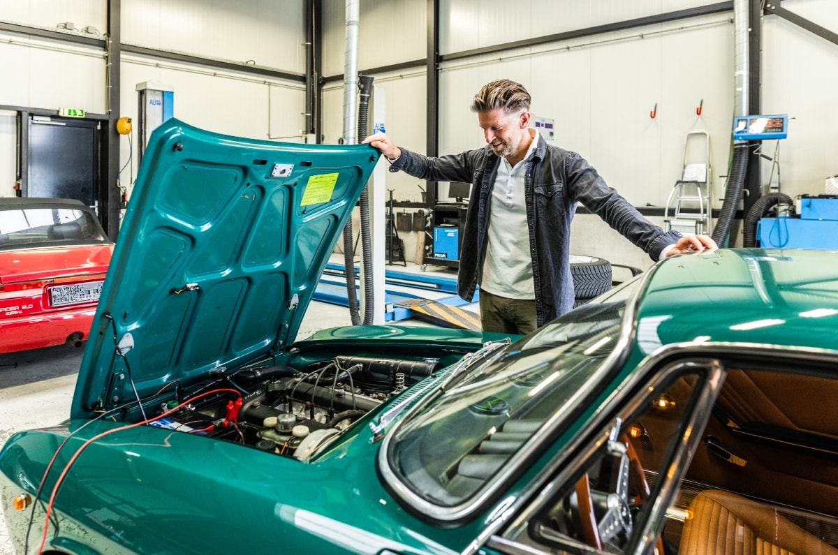 Sam van Dalen bij een van zijn auto's Sam van Dalen bij een van zijn auto's Foto: Eva Plevier