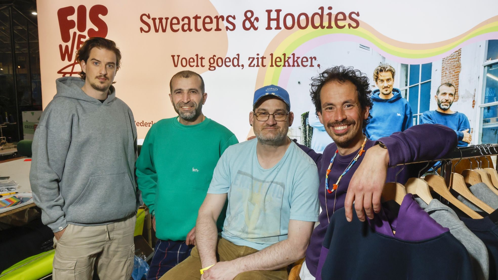 Het Fiswear-team op de Impact Fair. V.l.n.r.: Thomas Fiselier, Shasho, Jacob en Bart Jong. Het Fiswear-team op de Impact Fair. V.l.n.r.: Thomas Fiselier, Shasho, Jacob en Bart Jong. Foto: Ruud Voest