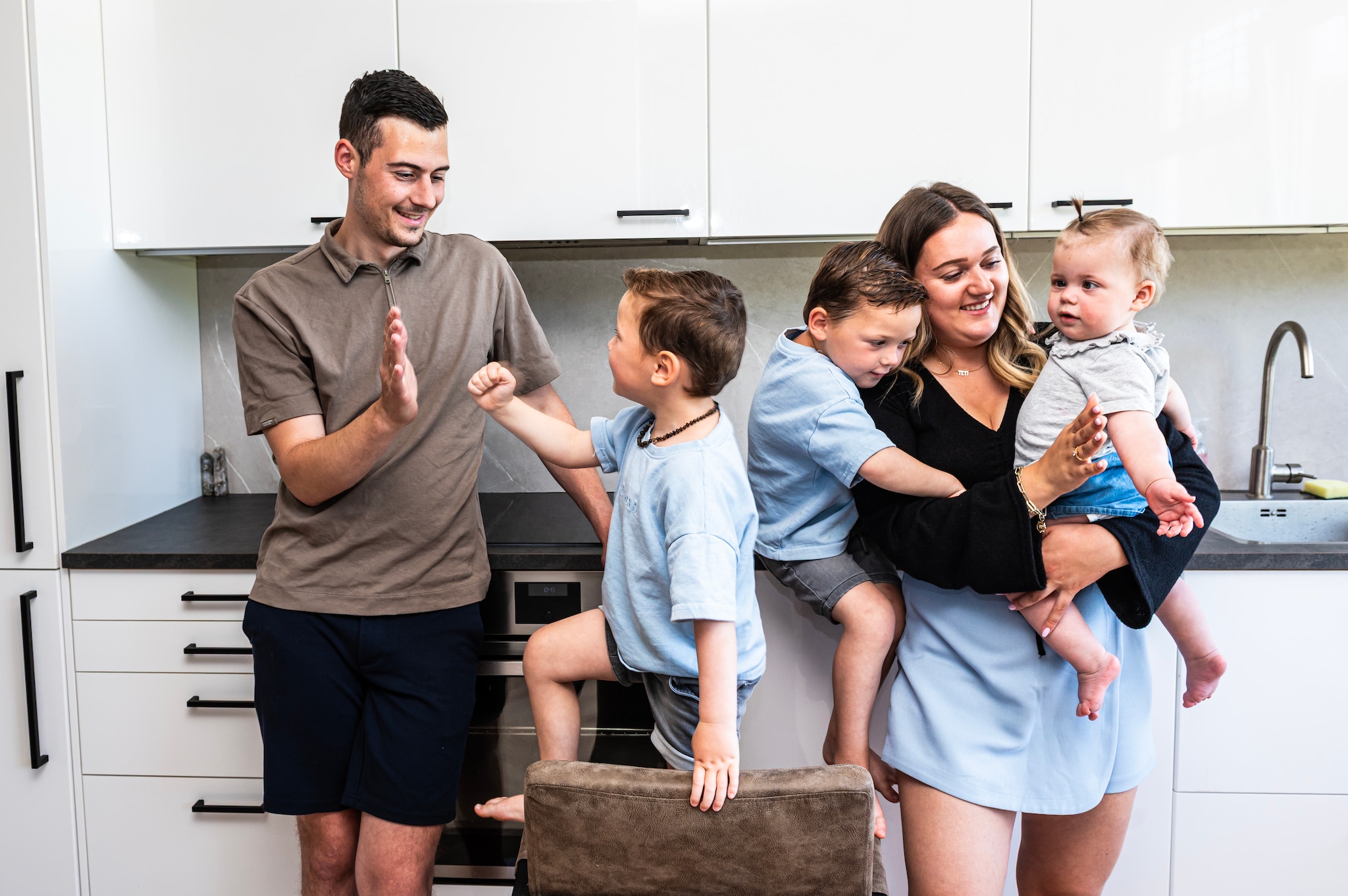 Jaimy en Iris (24) met hun kinderen de tweeling Zayn en Noël (4) en dochtertje Viënna (bijna 1). Jaimy en Iris (24) met hun kinderen de tweeling Zayn en Noël (4) en dochtertje Viënna (bijna 1). Foto: Merel Klijzing