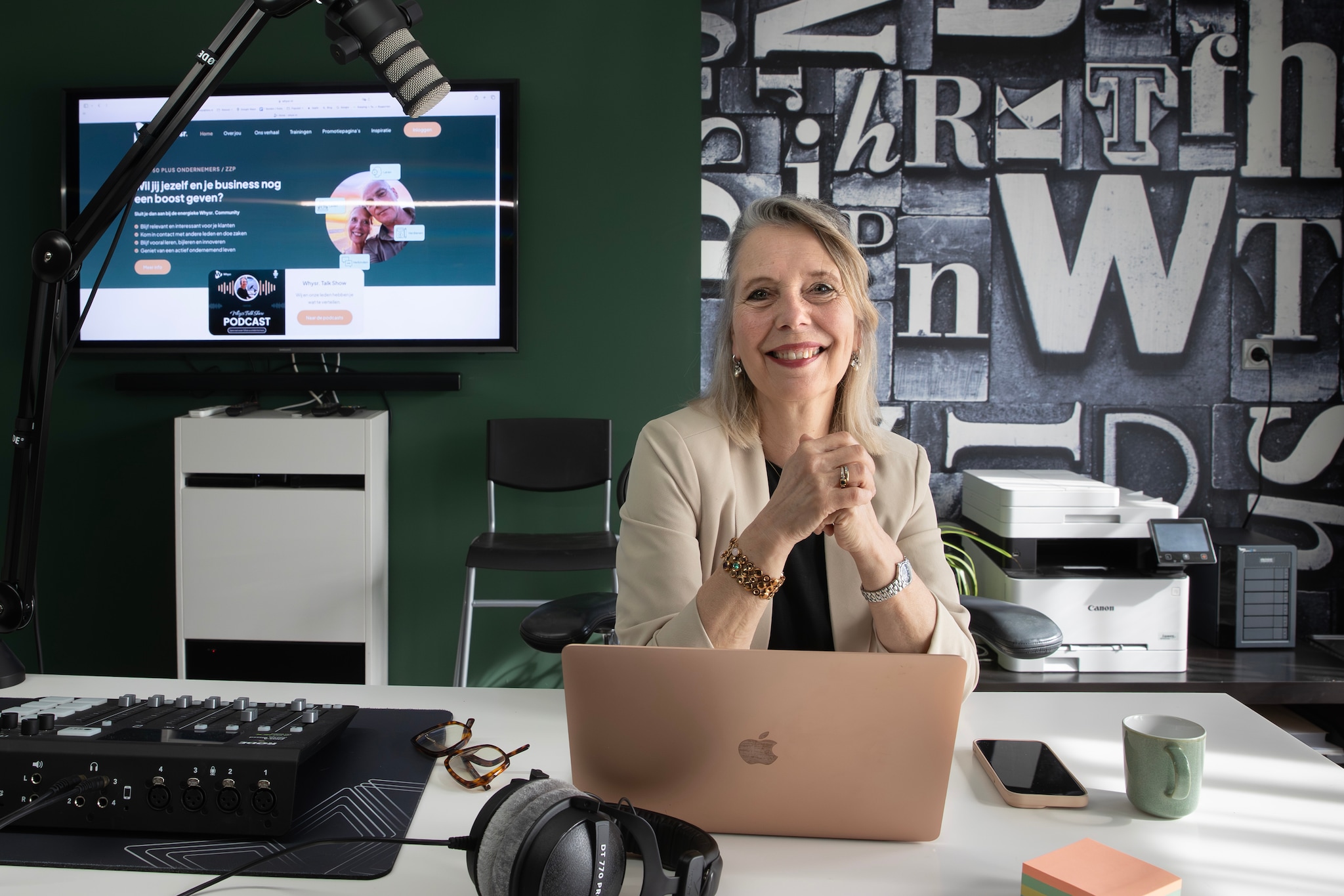 Marije Basstein laat een jarenlange droom uitkomen en bouwt een platform waar seniorondernemers met elkaar kunnen sparren, want dat is volgens haar nodig om bij te blijven. Marije Basstein laat een jarenlange droom uitkomen en bouwt een platform waar seniorondernemers met elkaar kunnen sparren, want dat is volgens haar nodig om bij te blijven. Foto: Kees Martens/DCI Media