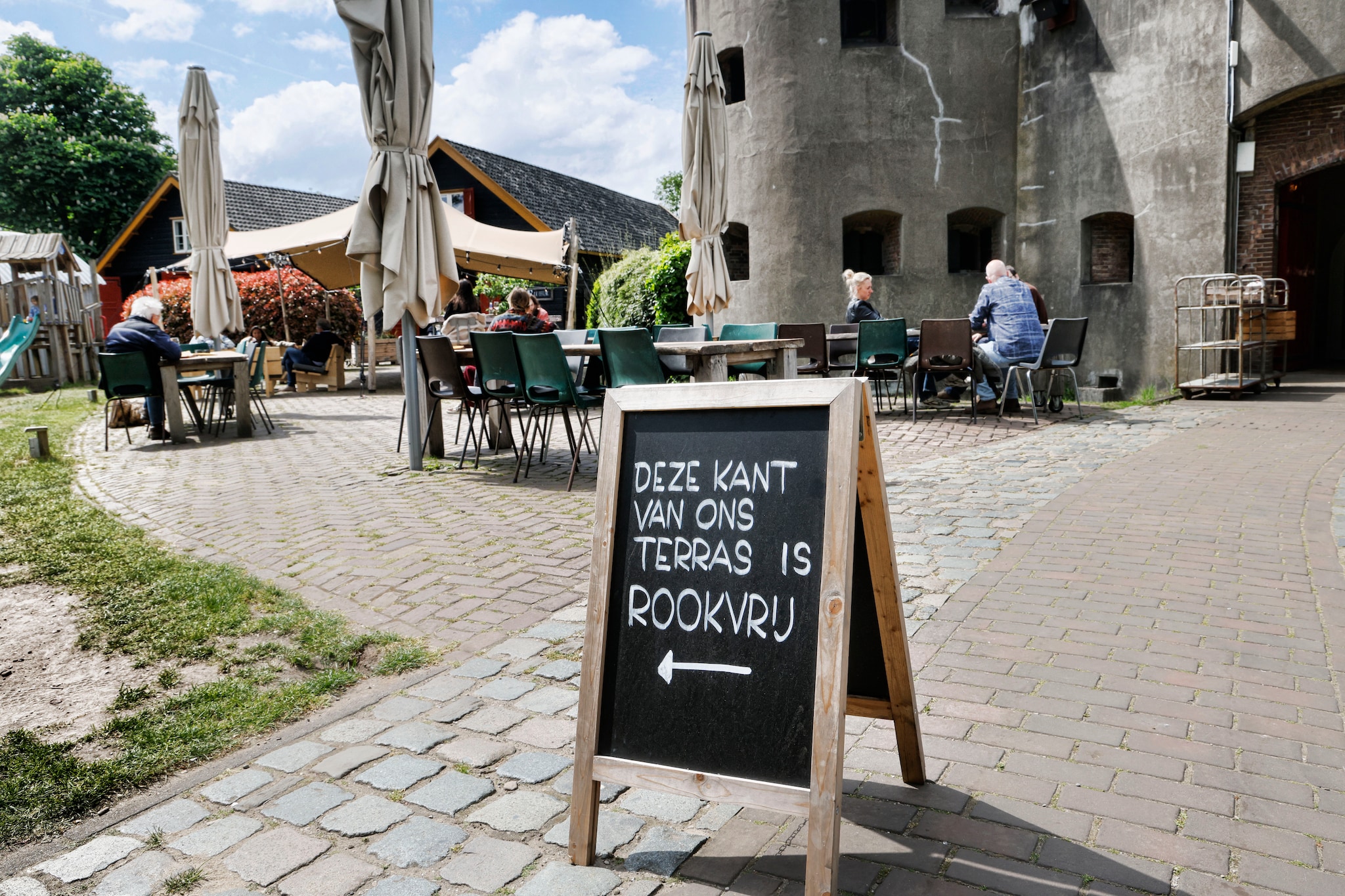 Fort aan de Klop heeft sinds kort een gedeeltelijk rookvrij terras. Fort aan de Klop heeft sinds kort een gedeeltelijk rookvrij terras. Foto: Ruud Voest/AD.