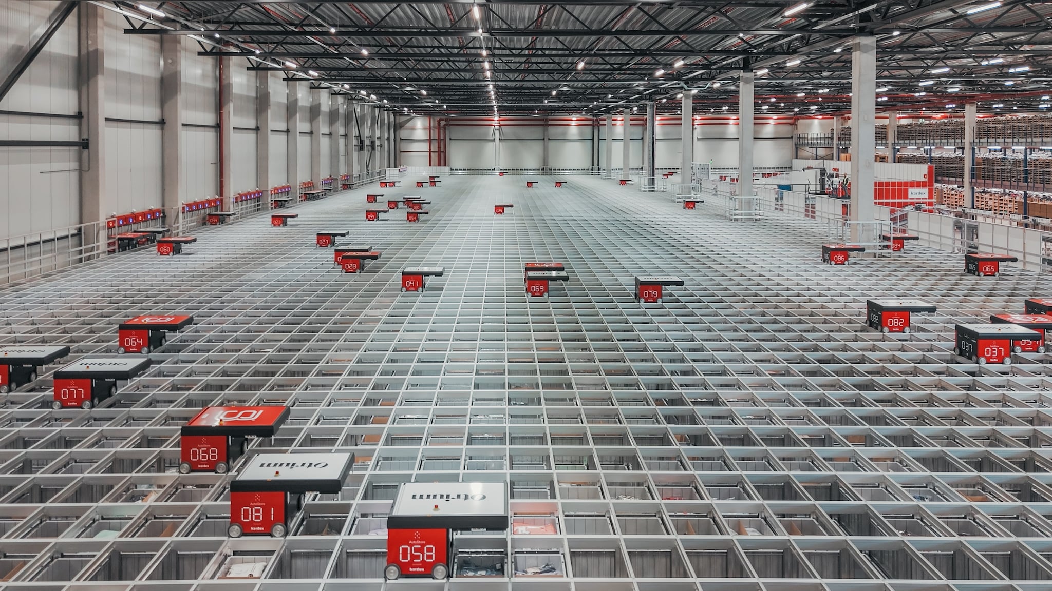 Het nieuwe magazijn van Otrium met 95 robotten. Foto’s: Otrium Het nieuwe magazijn van Otrium met 95 robots. Foto: Otrium