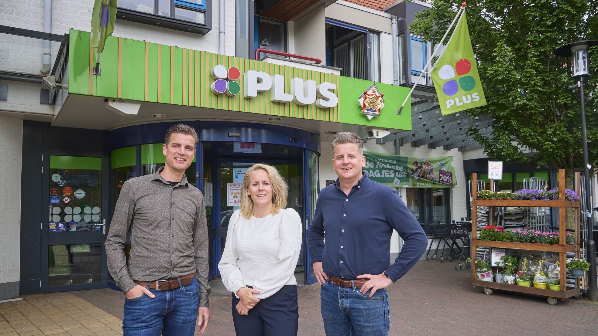 De Plus Verbeeten-directie voor de 'koninklijke' supermarkt in Vierlingsbeek. De Plus Verbeeten-directie voor de ‘koninklijke’ supermarkt in Vierlingsbeek. Foto: Wouter van Assendelft/Van Assendelft Fotografie
