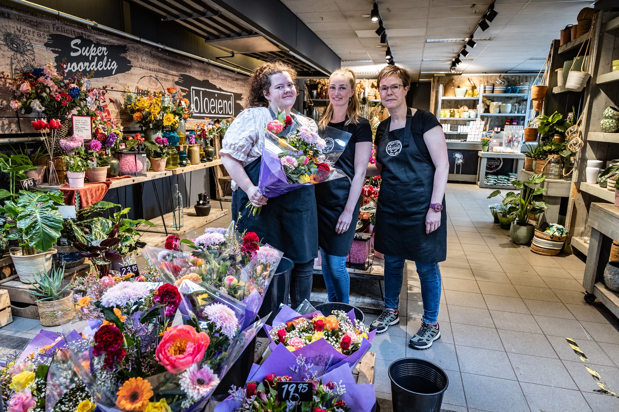 Drie werknemers bij de vestiging in Pijnacker. Drie werknemers bij de vestiging in Pijnacker. Foto: Nico Schouten