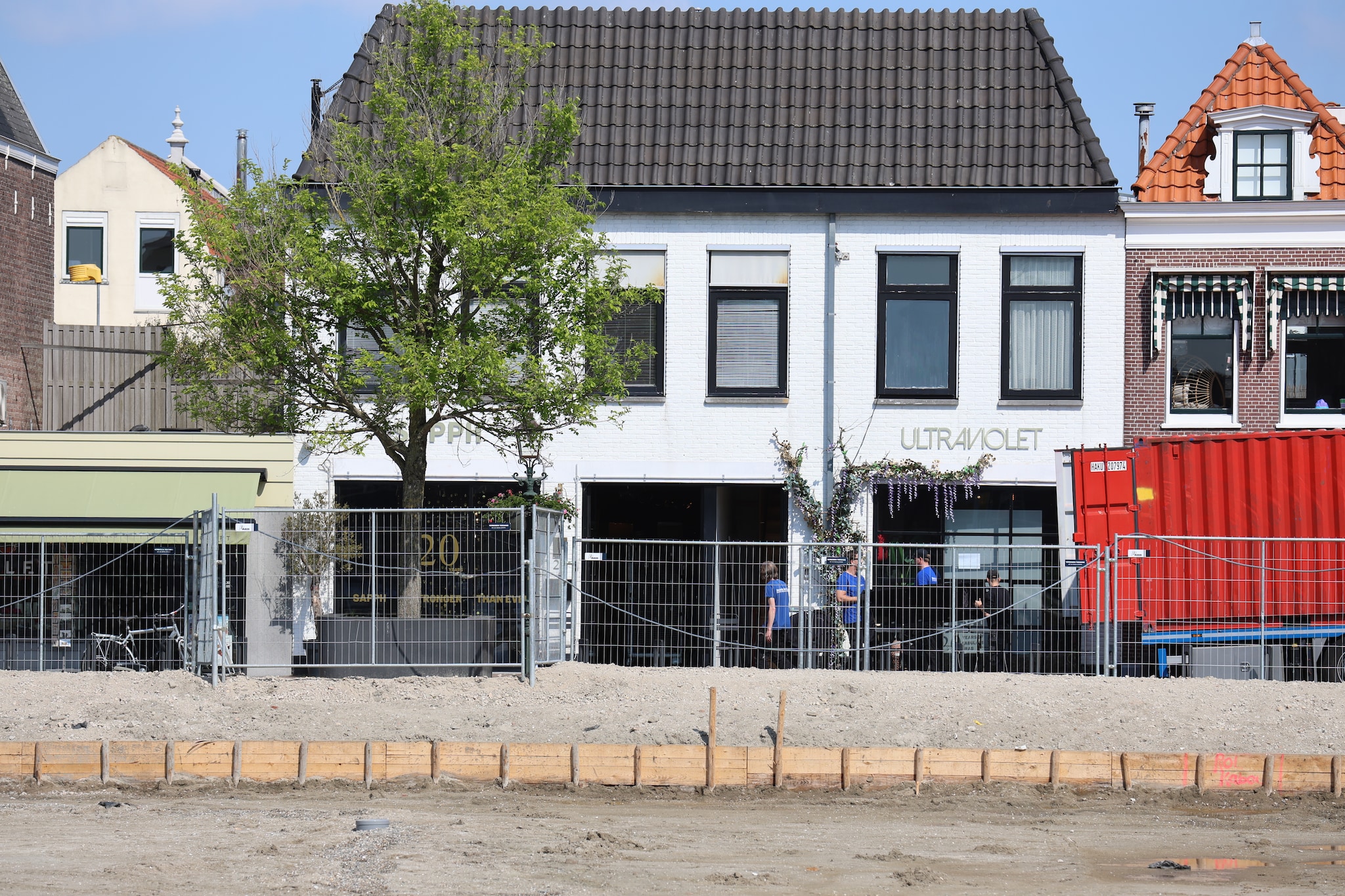 Zo’n zeven zeecontainers vol inboedel werden uit het winkelpand van Sapph vervoerd tijdens de ontruiming. Zo’n zeven zeecontainers vol inboedel werden uit het winkelpand van Sapph vervoerd tijdens de ontruiming. Foto: Dennis Wisse