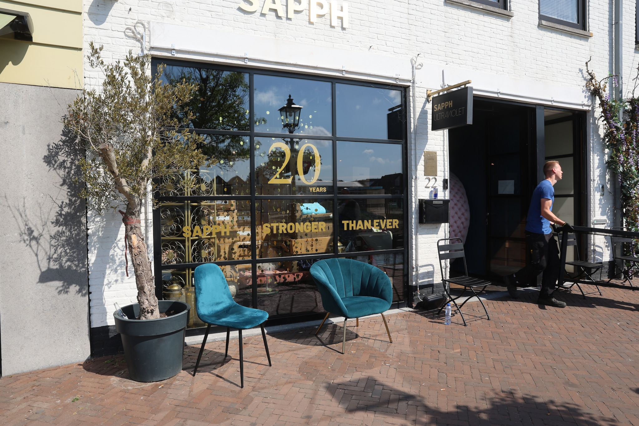 Sapph stronger than ever prijkt in gouden letters op het raam: een leus die schril afsteekt bij de harde realiteit van de ontruiming. ‘Sapph stronger than ever’ prijkt in gouden letters op het raam: een leus die schril afsteekt bij de harde realiteit van de ontruiming. Foto: Dennis Wisse