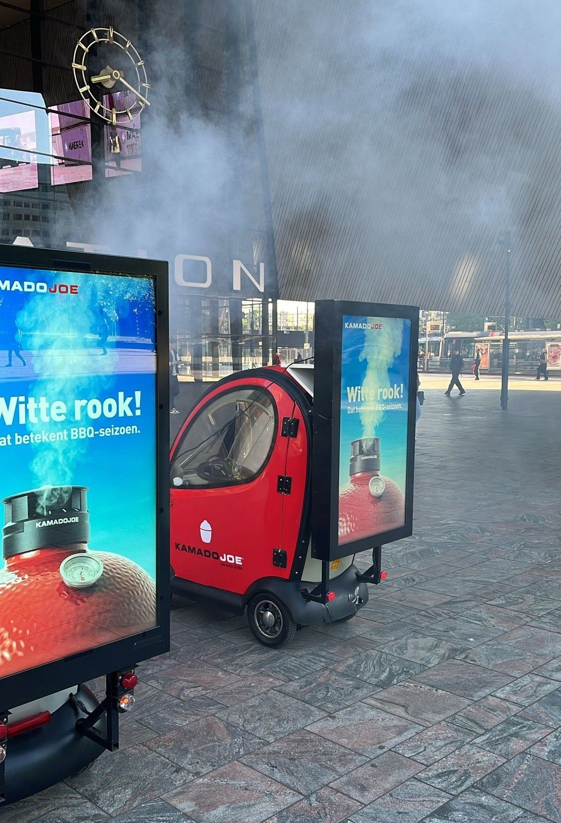 Witte rook van Kamado Joe. Witte rook van Kamado Joe. Foto: Kamado Joe