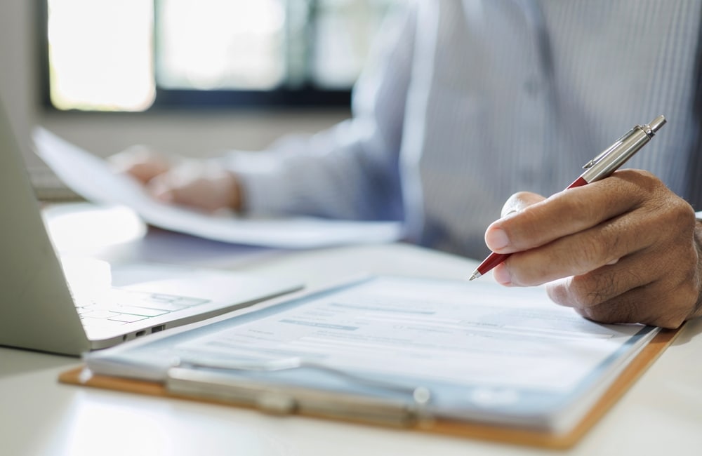 Het afsluiten van een verplichte arbeidsongeschiktheidsverzekering kan volgens het Koninklijk Actuarieel Genootschap goedkoper. Foto: Shutterstock Het afsluiten van een verplichte arbeidsongeschiktheidsverzekering kan volgens het Koninklijk Actuarieel Genootschap goedkoper. Foto: Shutterstock