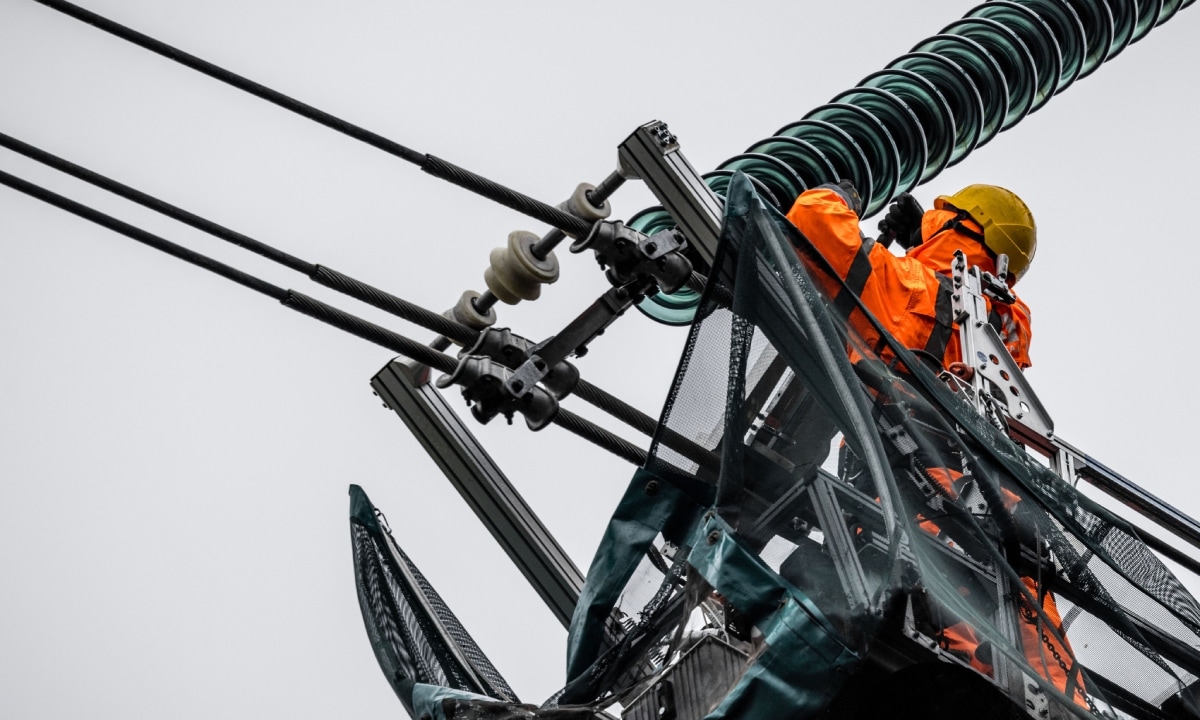 Medewerkers van TenneT werken aan elektriciteitslijnen Medewerkers van TenneT werken aan elektriciteitslijnen Foto: ANP