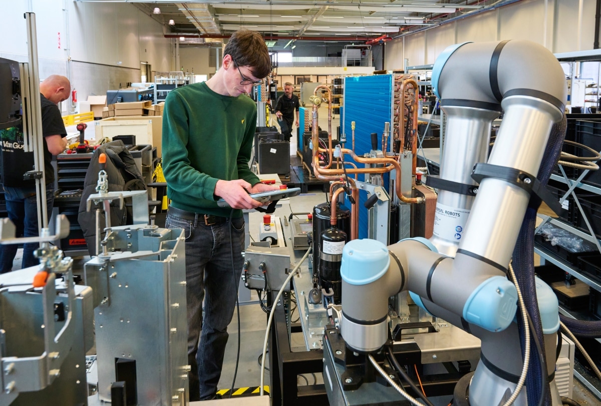 Een medewerker van Weheat in de fabriek. Een medewerker van Weheat in de fabriek. Foto: VanAssendelt