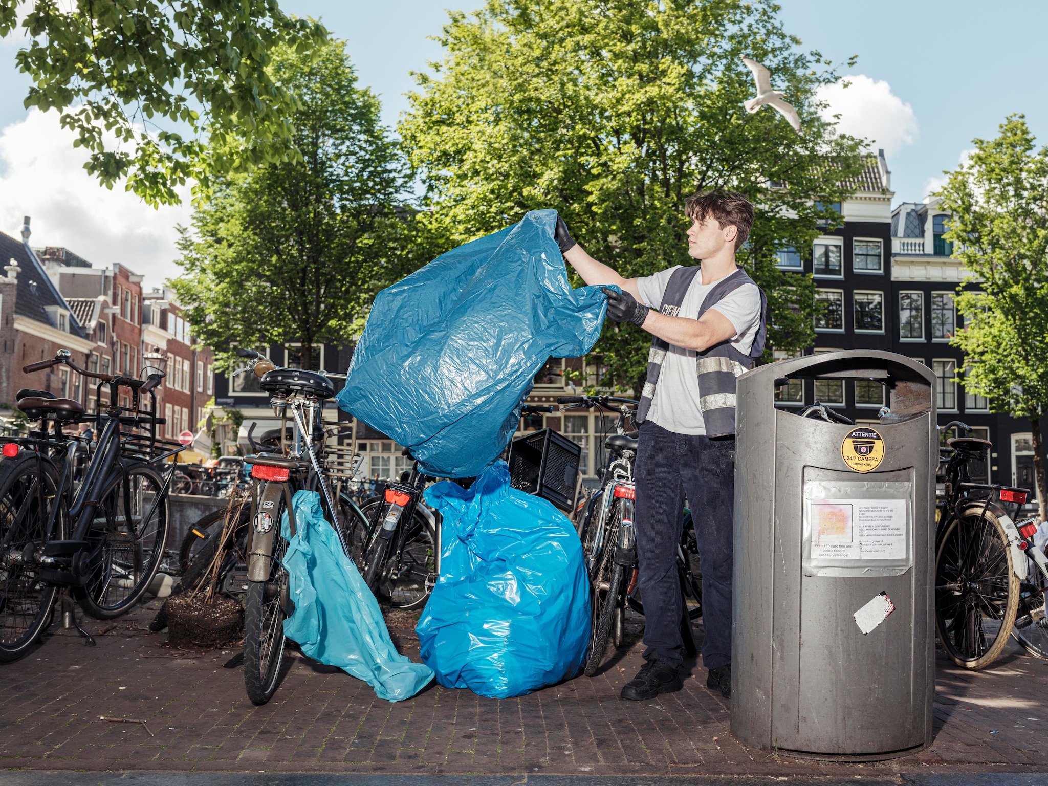 De ondernemers achter Fabel Friet zeggen ervoor te zorgen dat afvalbakken in de buurt regelmatig worden geleegd. De ondernemers achter Fabel Friet zeggen ervoor te zorgen dat afvalbakken in de buurt regelmatig worden geleegd. Foto: Jakob van Vliet