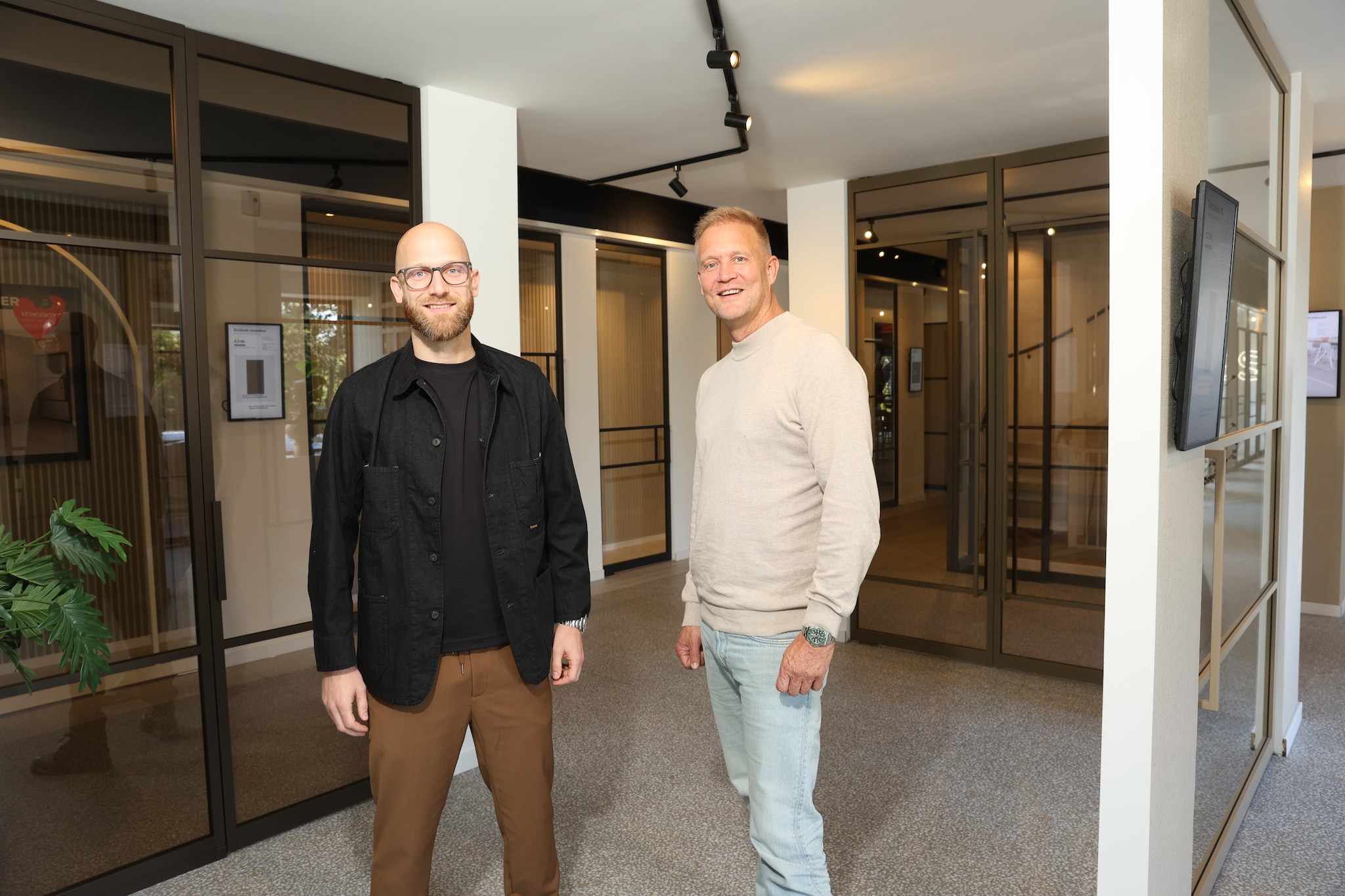 Ton Vergunst (links) en Robin van Houwelingen in de nieuwe showroom van GewoonGers in Vlaardingen. Samen met Renate Boulhriri-Van der Hoeven en Jeff Vergunst (de zoon van Ton) zitten ze in de directie. Dennis Wisse | Ton Vergunst (links) en Robin van Houwelingen in de nieuwe showroom van GewoonGers in Vlaardingen. Samen met Renate Boulhriri-Van der Hoeven en Jeff Vergunst (de zoon van Ton) zitten ze in de directie.