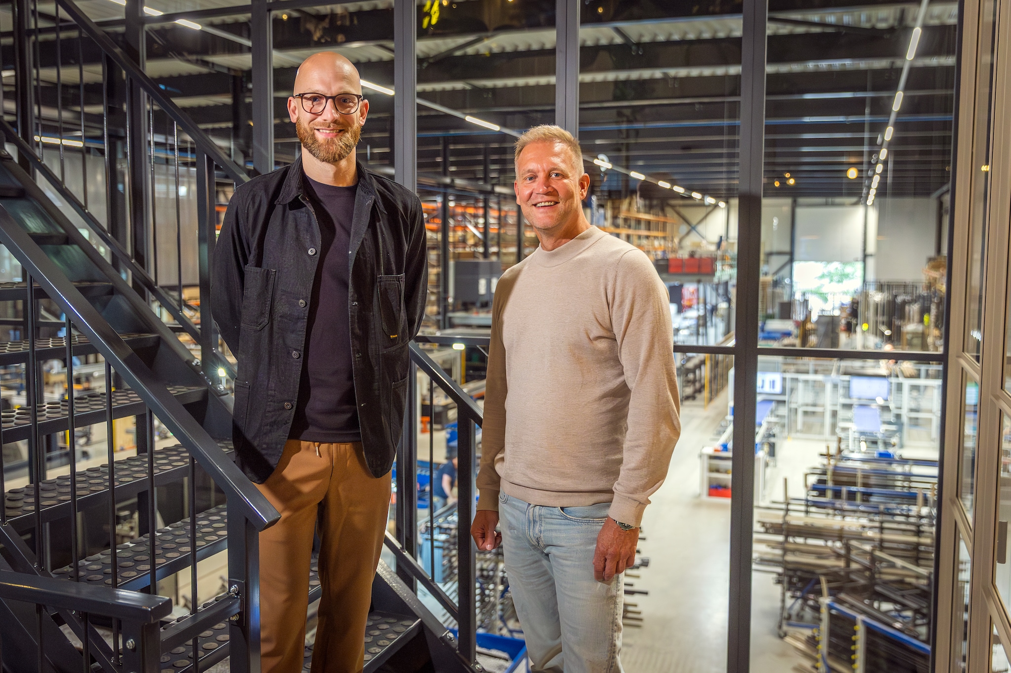 Robin van Houwelingen (links) en Ton Vergunst voor de productiehal waarin GewoonGers dagelijks tientallen stalen deuren produceert. Dennis Wisse | Robin van Houwelingen (links) en Ton Vergunst voor de productiehal waarin GewoonGers dagelijks tientallen stalen deuren produceert.