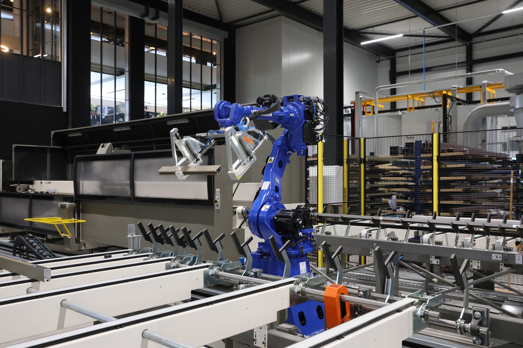 Het werk in de productiehal van GewoonGers is zo veel mogelijk geautomatiseerd. Trots van het bedrijf is deze robot, waar 2,5 jaar aan gewerkt is. Dennis Wisse | Het werk in de productiehal van GewoonGers is zo veel mogelijk geautomatiseerd. Trots van het bedrijf is deze robot, waar 2,5 jaar aan gewerkt is.