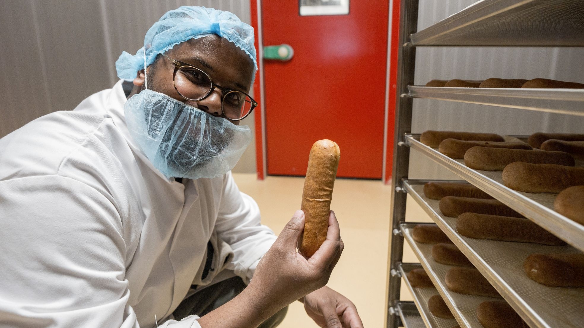 Kadir Ahmed toont met trots zijn halal worstenbroodjes. Kadir Ahmed toont met trots zijn halal worstenbroodjes. Foto: Kadir’s