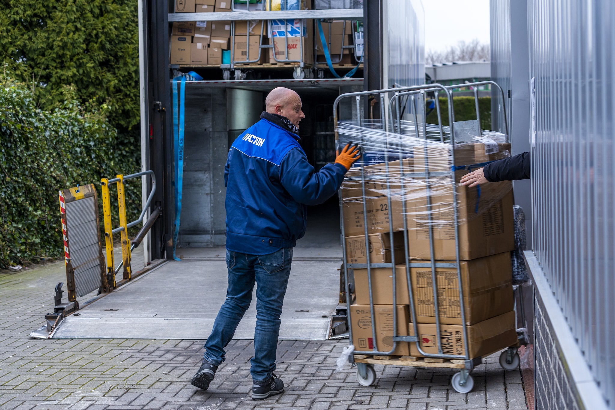 Laden en lossen bij een Action-winkel. Laden en lossen bij een Action-winkel. Foto: ANP.