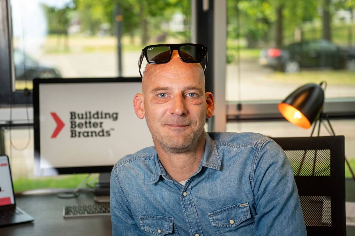 Clemens Beneder is ondernemer en is een tijd verslaafd geweest. Hij heeft zijn eigen reclamebureau in Apeldoorn. Foto: Maarten Sprangh Clemens Beneder is ondernemer en is een tijd verslaafd geweest. Hij heeft zijn eigen reclamebureau in Apeldoorn. Foto: Maarten Sprangh