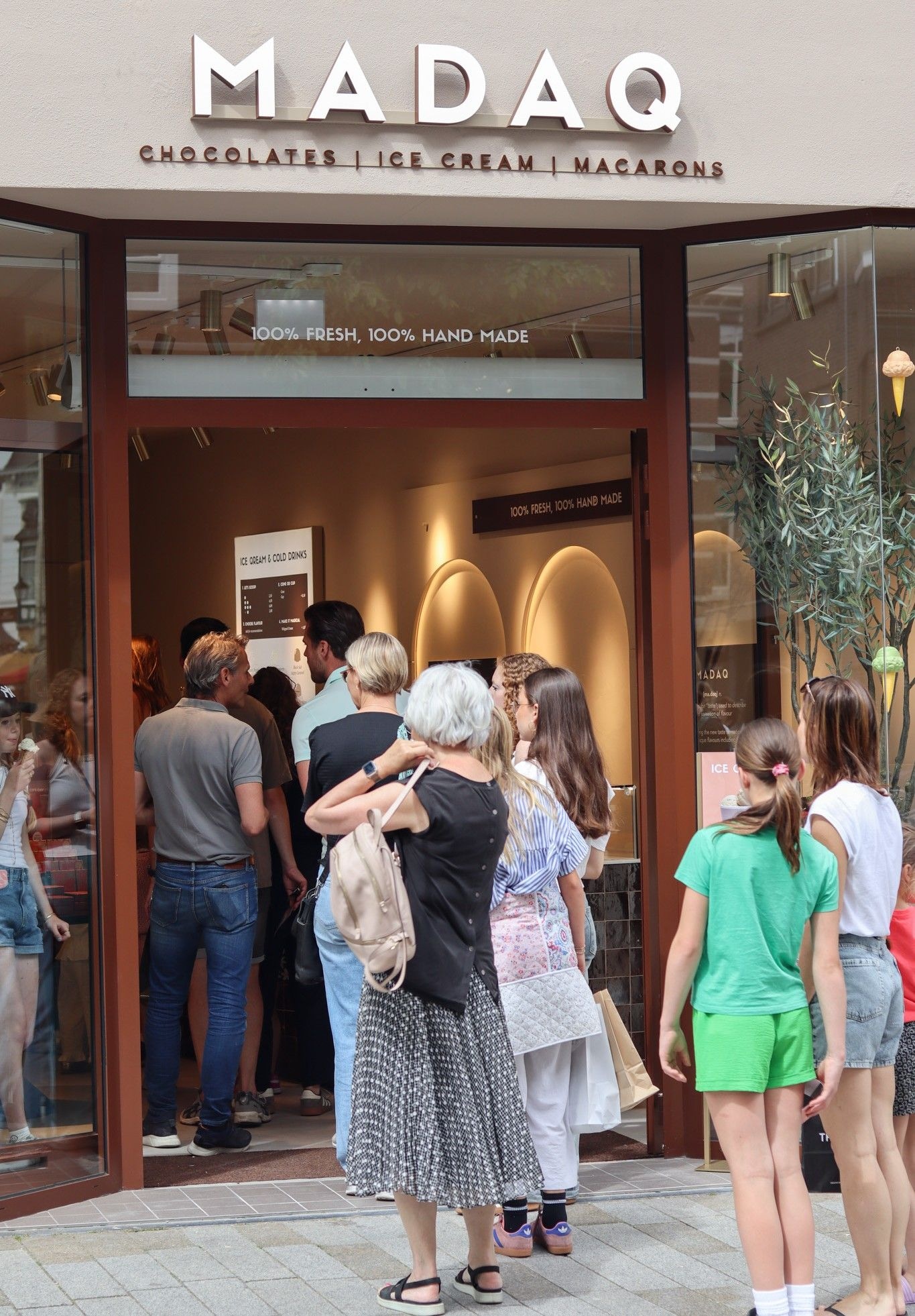 Rijen aan klanten bij een winkel van Madaq Chocolatier. Rijen aan klanten bij een winkel van Madaq Chocolatier. Foto: Madaq