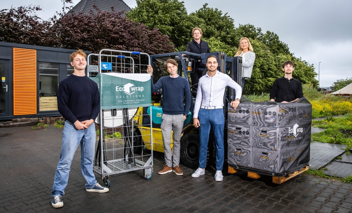 EcoWrap Solutions Luuk (tweede van links) en Liselotte (tweede van rechts) van EcoWrap Solutions. Foto: Dingena Mol