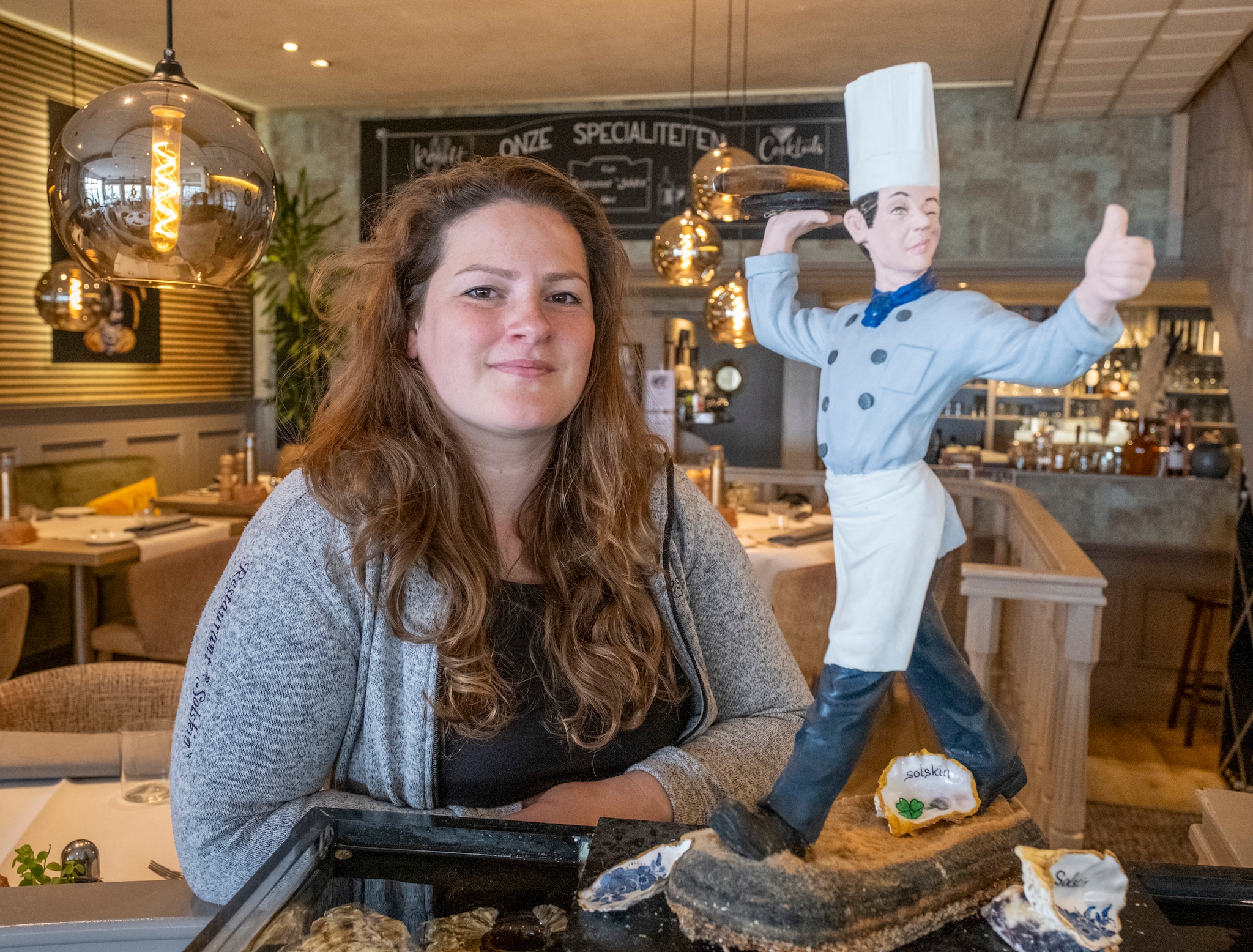 Cynthia van Tilburg is nog maar 29, maar nu al vijf jaar eigenaar van hotel-restaurant Solskin in Vlissingen. Cynthia van Tilburg is nog maar 29, maar nu al vijf jaar eigenaar van hotel-restaurant Solskin in Vlissingen. Foto: Dirk-Jan Gjeltema