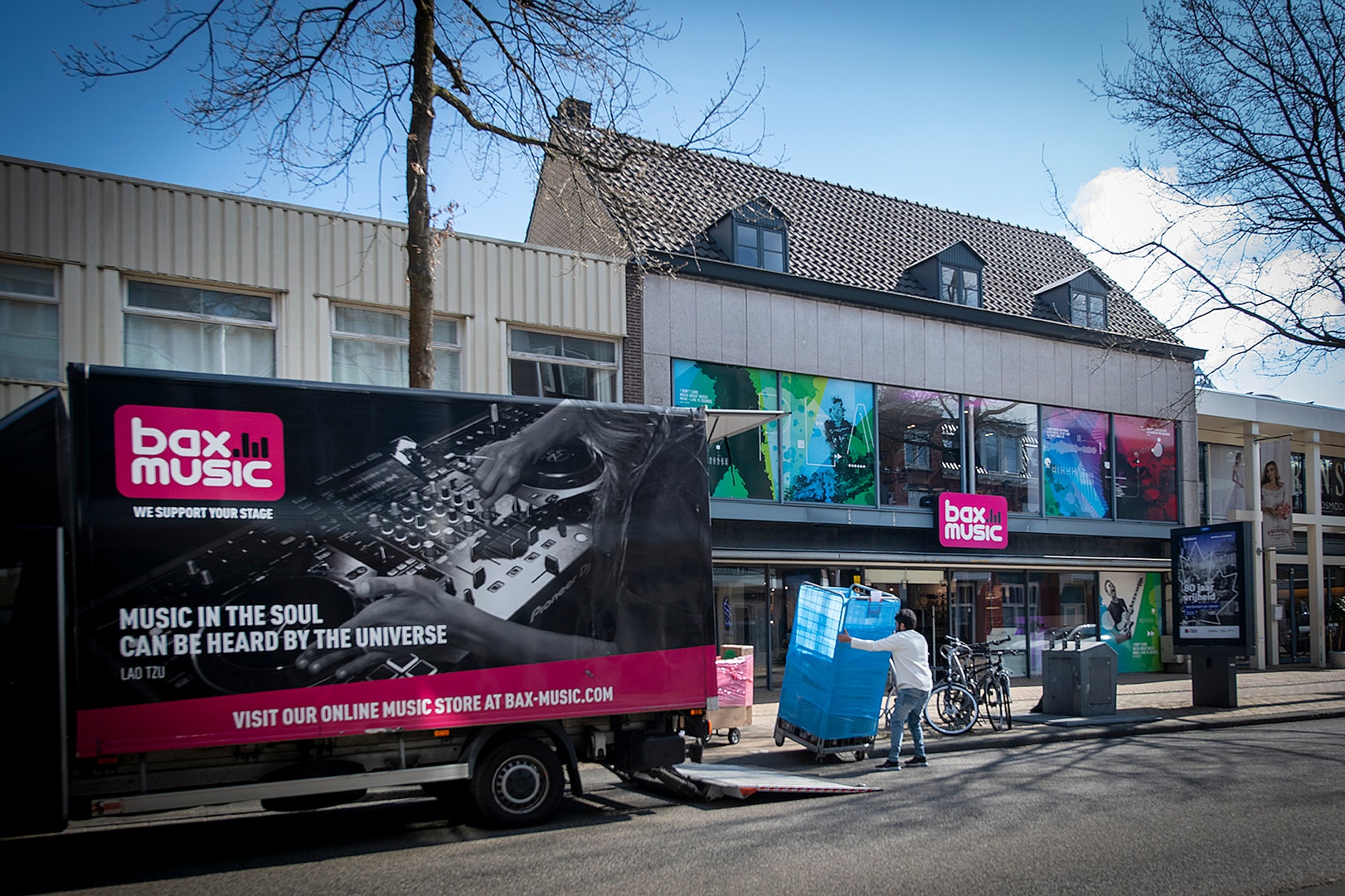 Na het faillissement wordt de vestiging van Bax Music in Apeldoorn leeggehaald. Maarten Sprangh