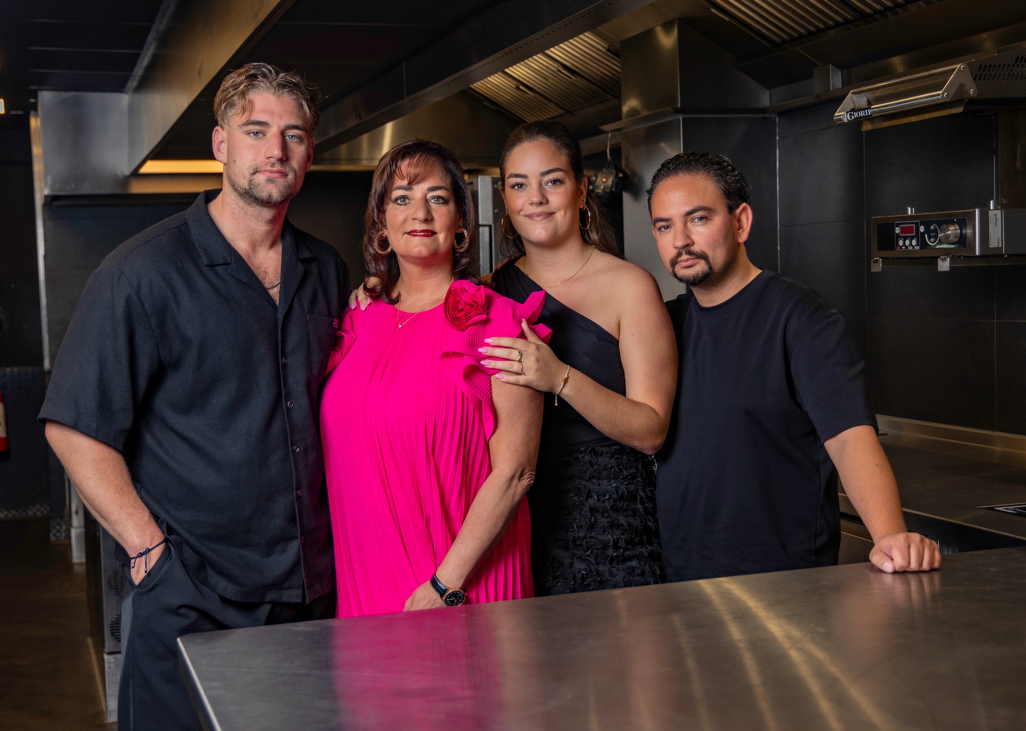 Jimmie en Isabelle met Thérèse en chef-kok Nelson Tanate. Jimmie en Isabelle met Thérèse en chef-kok Nelson Tanate. Foto: AD/Rob Voss