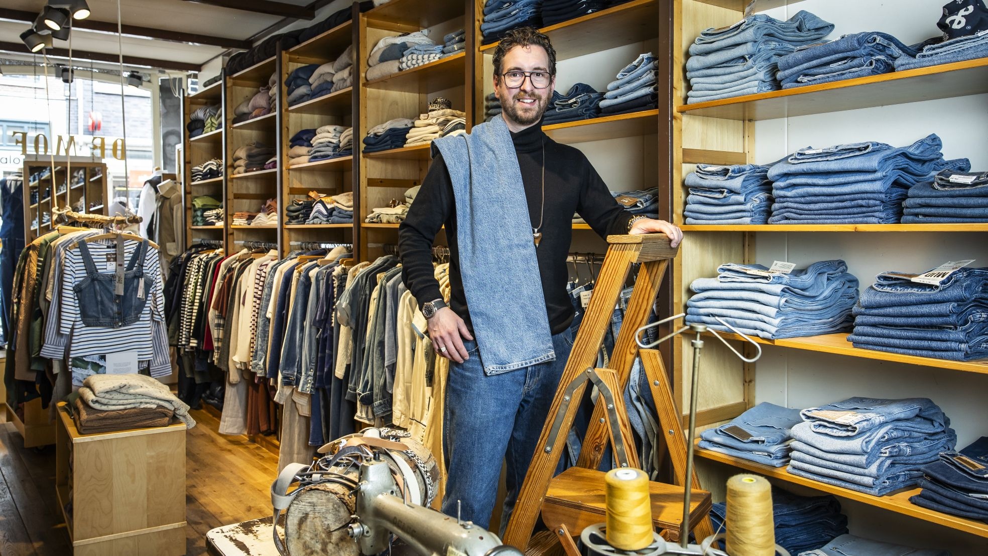 Igor van Leeuwen is sinds 2016 eigenaar van de 140 jaar oude kledingwinkel De Mof in hartje Amsterdam. Igor van Leeuwen is sinds 2016 eigenaar van de 140 jaar oude kledingwinkel De Mof in hartje Amsterdam. Foto: Inge Dingena-Mol