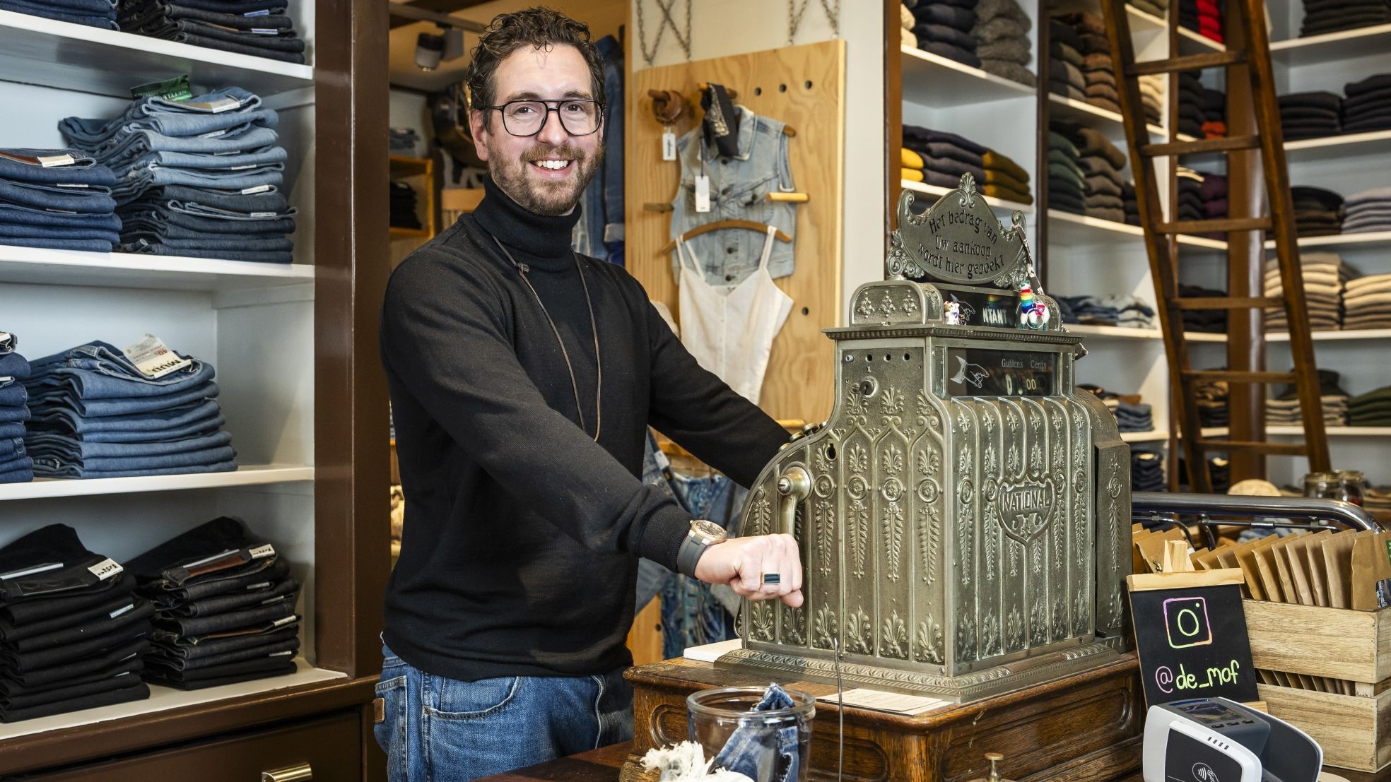 Igor van Leeuwen bij de antieke kassa die sinds 1913 in gebruik is. Igor van Leeuwen bij de antieke kassa die sinds 1913 in gebruik is. Foto: Inge Dingena-Mol