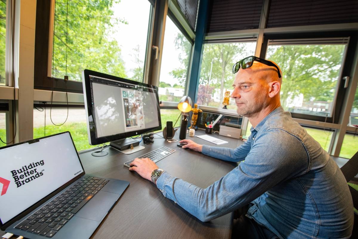 Apeldoorn. Clemens Beneder. Hij is ondernemer en is een tijd verslaafd geweest. Hij heeft zijn eigen reclamebureau in Apeldoorn. Foto voor de Ondernemer! Foto: Maarten Sprangh Maarten Sprangh