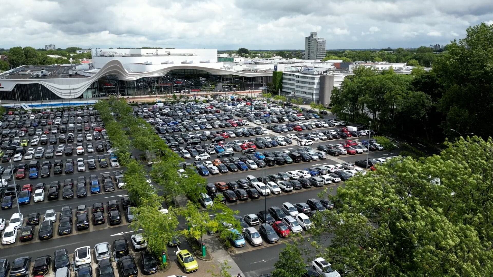Een van de grote aantrekkingskrachten van de Mall is dat het parkeren gratis is. Dat gaat als het aan het overdekte winkelcentrum veranderen.   Een van de grote aantrekkingskrachten van de Mall is dat het parkeren gratis is. Dat gaat als het aan het overdekte winkelcentrum veranderen.  Foto: Videostill