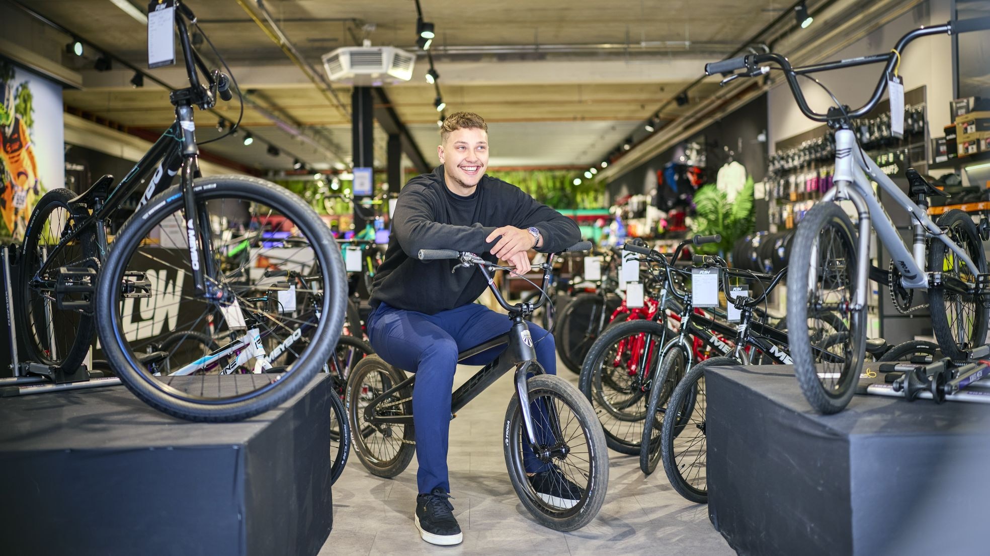 Robin van der Kolk timmert zakelijk goed aan de weg met zijn eigen BMX-winkel. Robin van der Kolk timmert zakelijk goed aan de weg met zijn eigen BMX-winkel. Foto: Marije Kuiper
