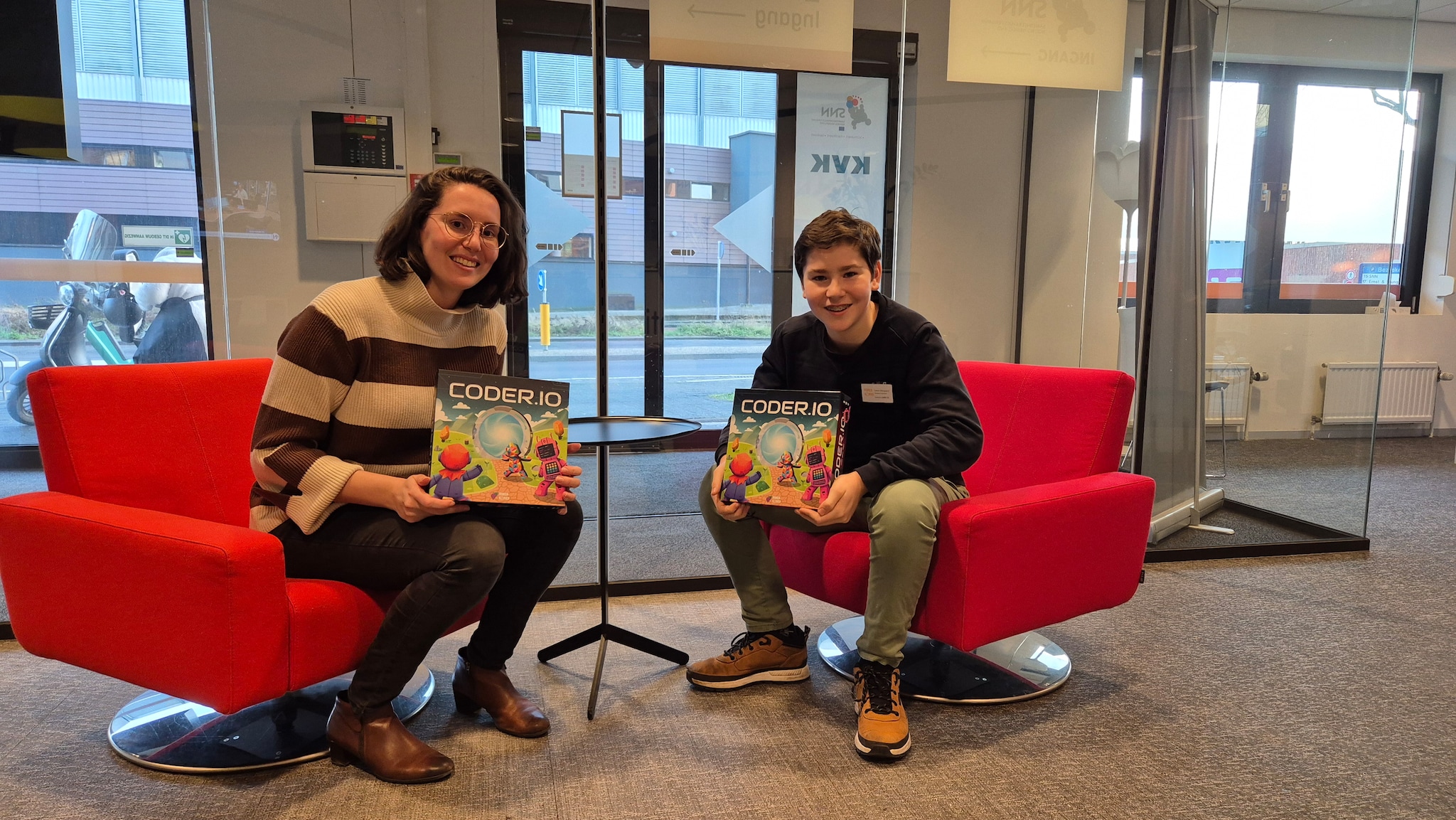 Anna (links) met Edwin bij de KVK Anna (links) met Edwin bij de KVK. Foto: CODER.IO