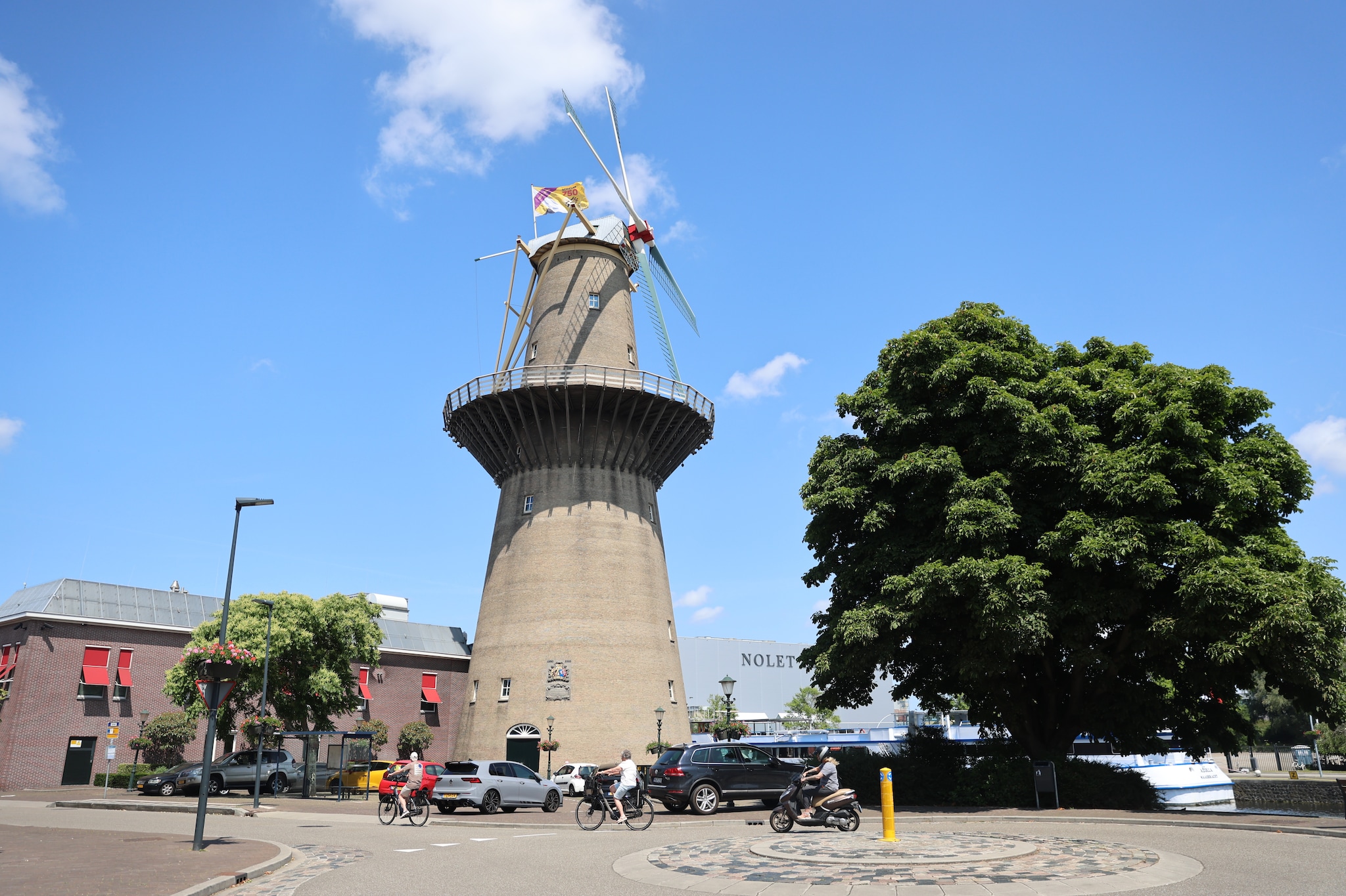 De Noletmolen torent hoog boven Schiedam uit. Dennis Wisse