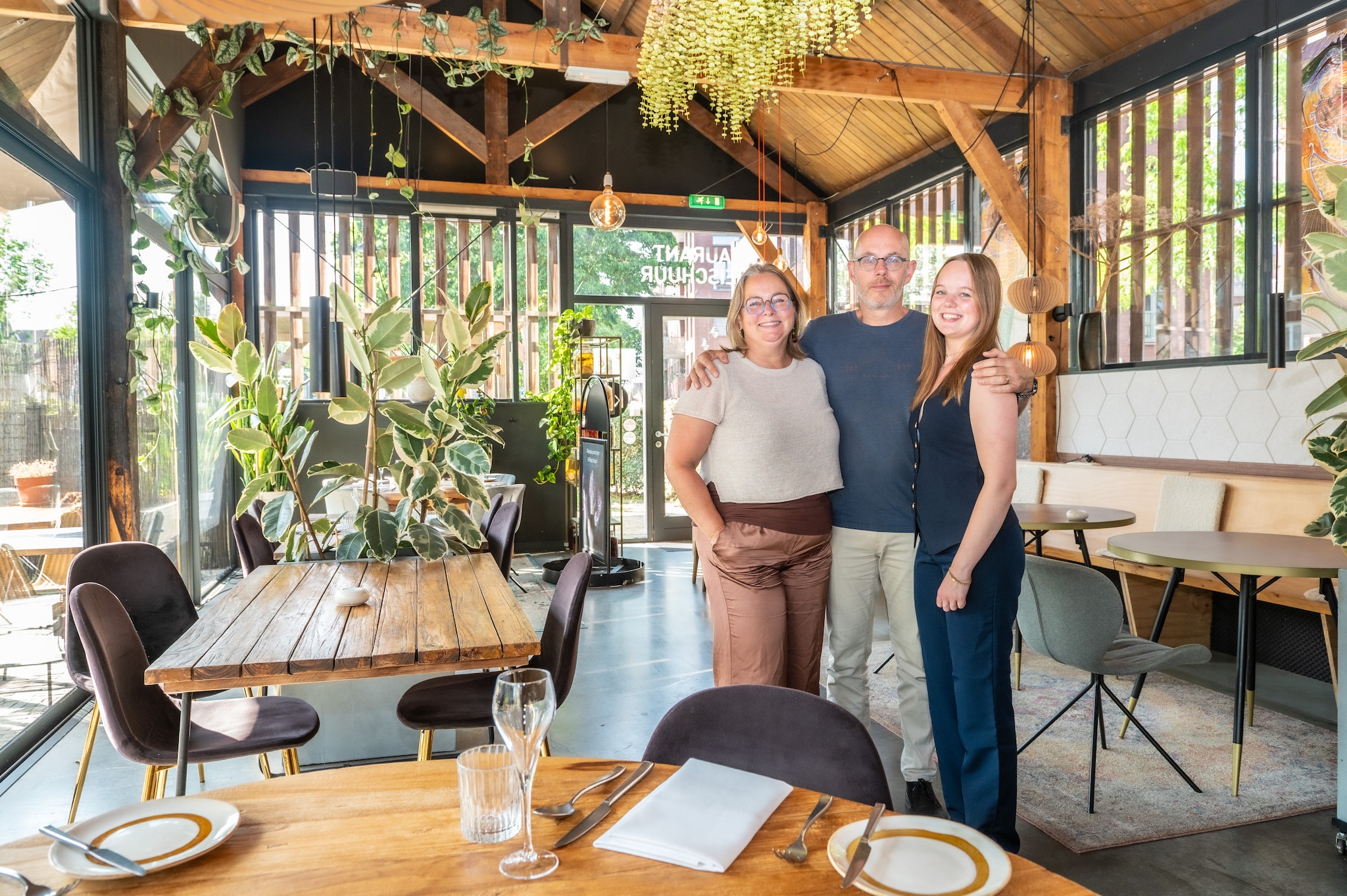 Marleen, Marcel en hun dochter Isabel betreuren het te moeten stoppen met restaurant De Kleischuur. Marleen, Marcel en hun dochter Isabel betreuren het te moeten stoppen met restaurant De Kleischuur. Foto: Sandra Zeilstra