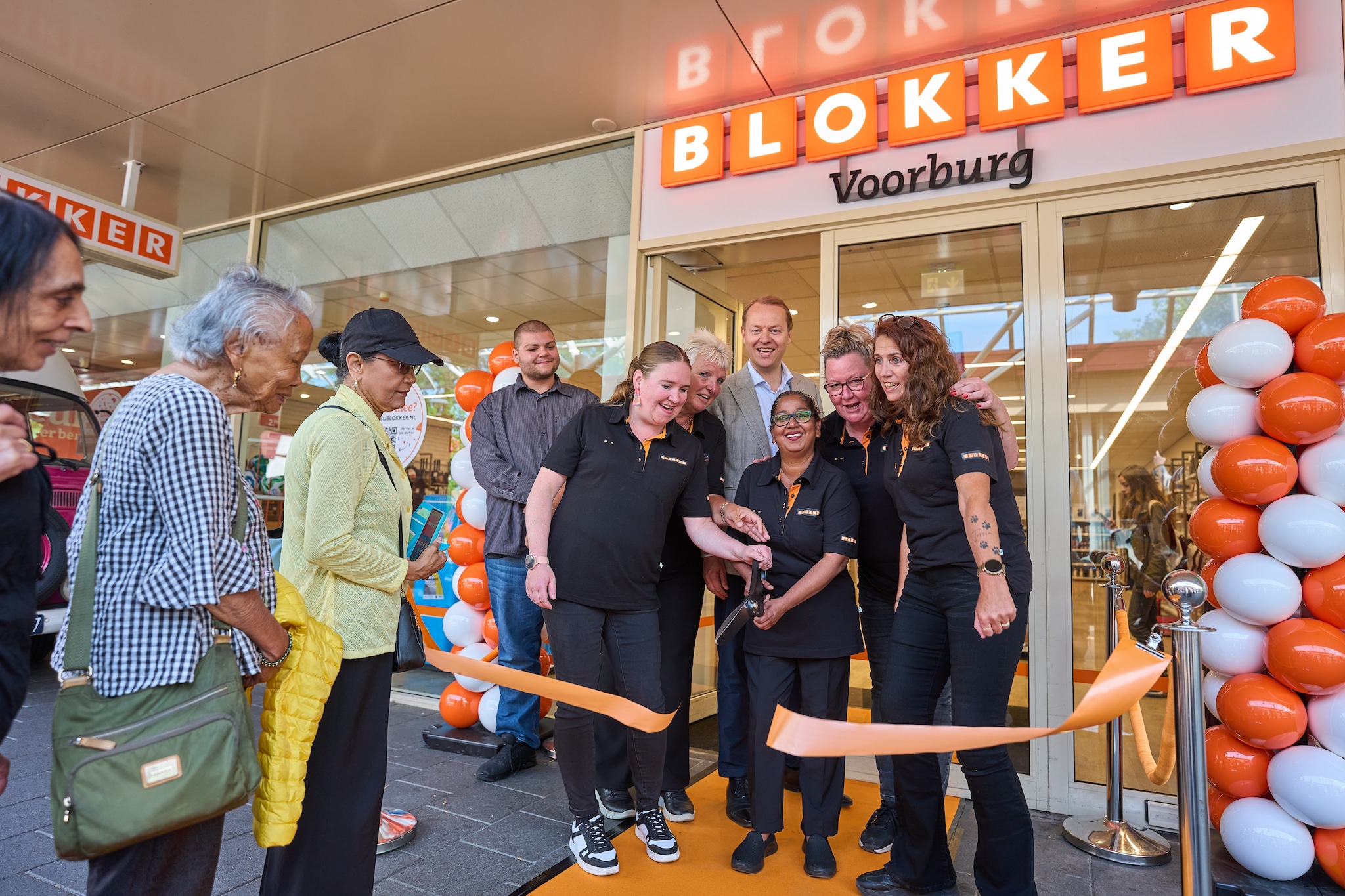 Roland Palmer samen met het personeel tijdens de opening van een Blokker NEW filiaal. Foto: ANP Roland Palmer  samen met het personeel tijdens de opening van een Blokker NEW filiaal. Foto: ANP