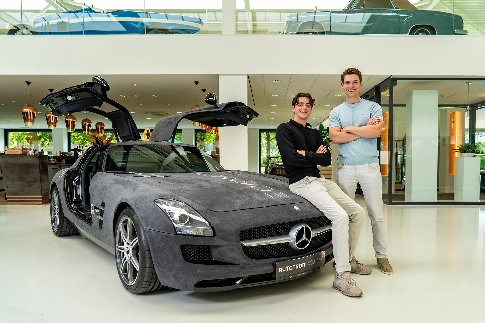 Willem en Jelle bij de in alcantara gewrapte Mercedes-Benz SLS AMG V8. Willem en Jelle bij de in alcantara gewrapte Mercedes-Benz SLS AMG V8. Foto: Mark Litjens