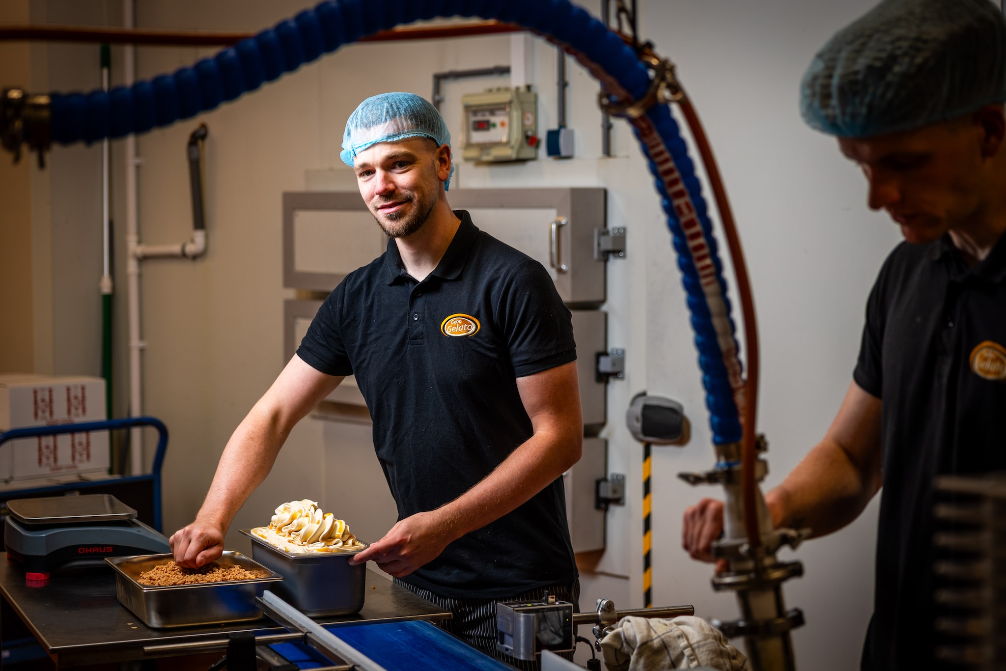 Edwin van Doornik van Gebo Gelato topt nog even een ijsbak af met een mooie krul. Edwin van Doornik van Gebo Gelato topt nog even een ijsbak af met een mooie krul. Foto: Jeffrey Groeneweg