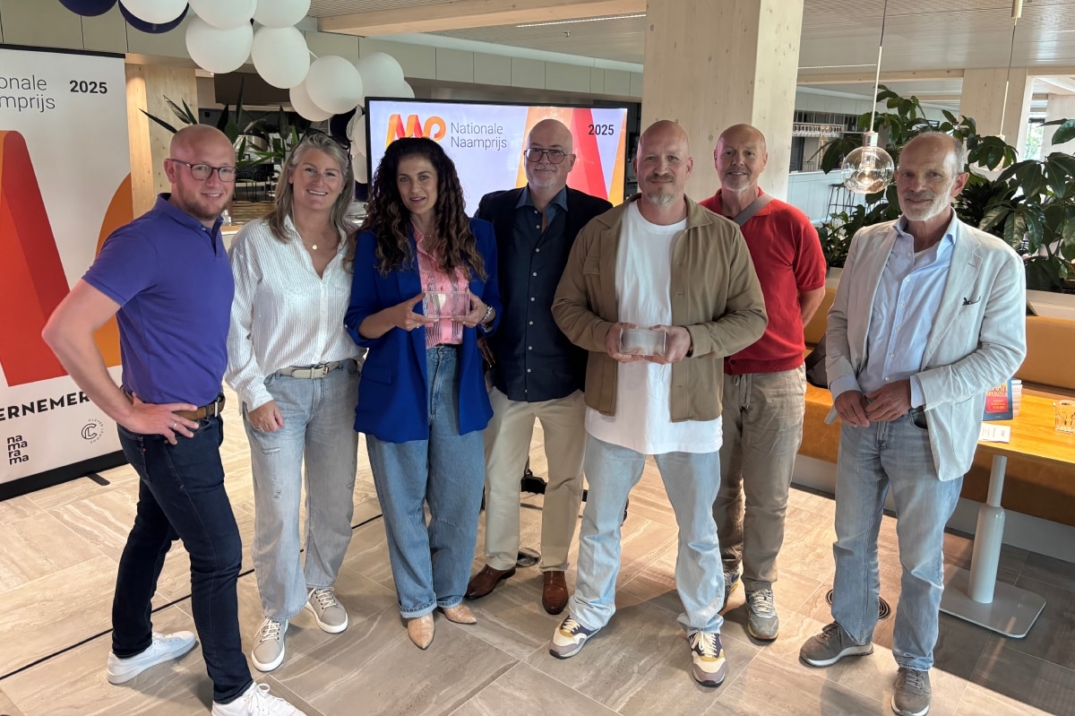 Floris Hülsmann (midden) met de jury en winnaars van de Nationale Naamprijs. Floris Hülsmann (midden) met de jury en winnaars van de Nationale Naamprijs.