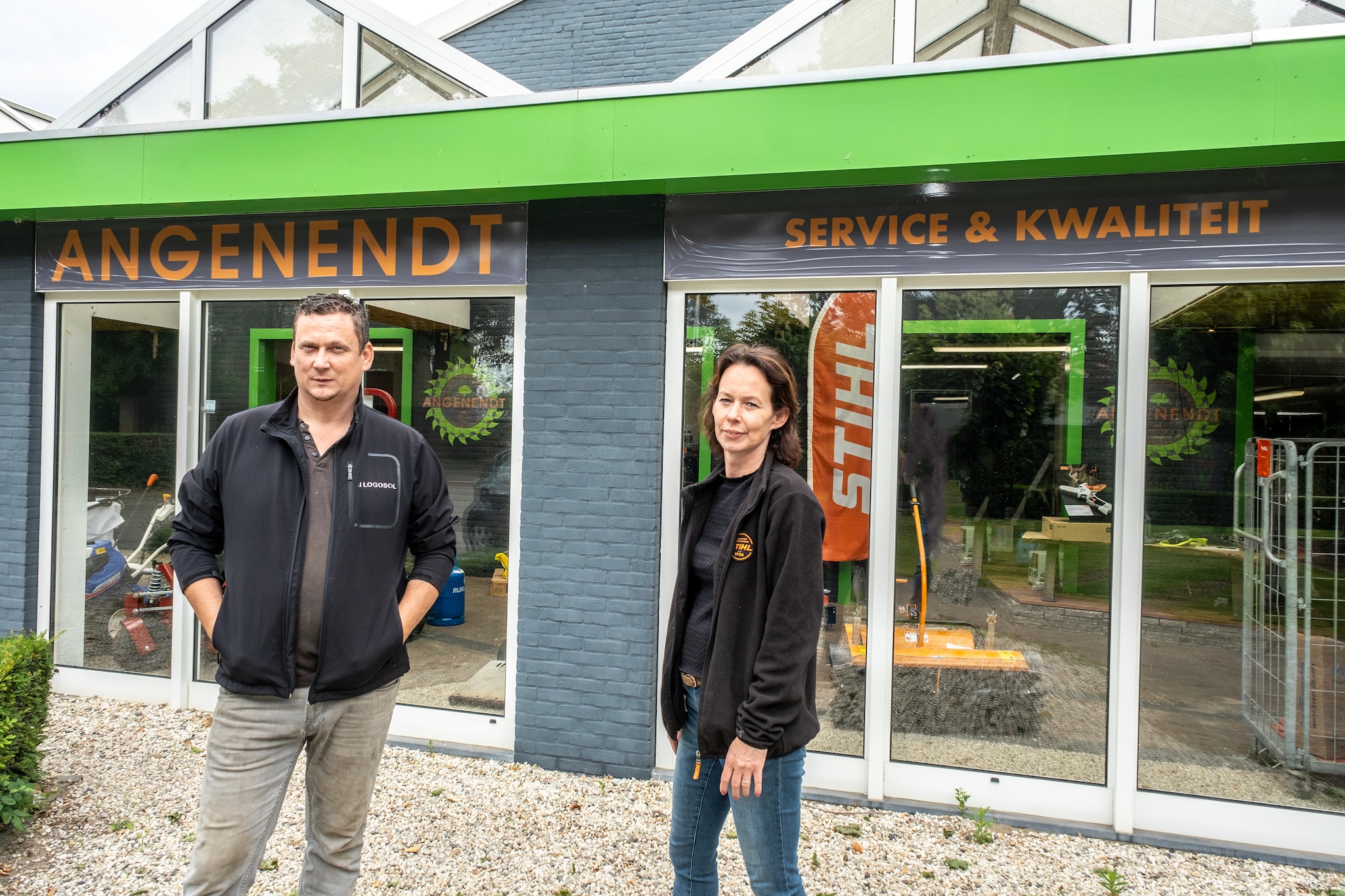 Wilbert en Machteld Angenendt bij hun winkel. Wilbert en Machteld Angenendt bij hun winkel. Foto: Theo Peeters