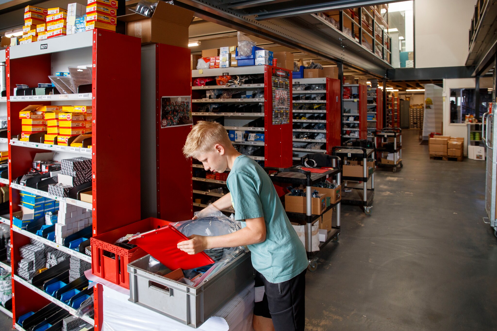 De jongste medewerker van het bedrijf, Thijs, bezig met het gereedmaken van een online bestelling. Herman Stöver De jongste medewerker van het bedrijf, Thijs, bezig met het gereedmaken van een online bestelling. Foto: Herman Stöver