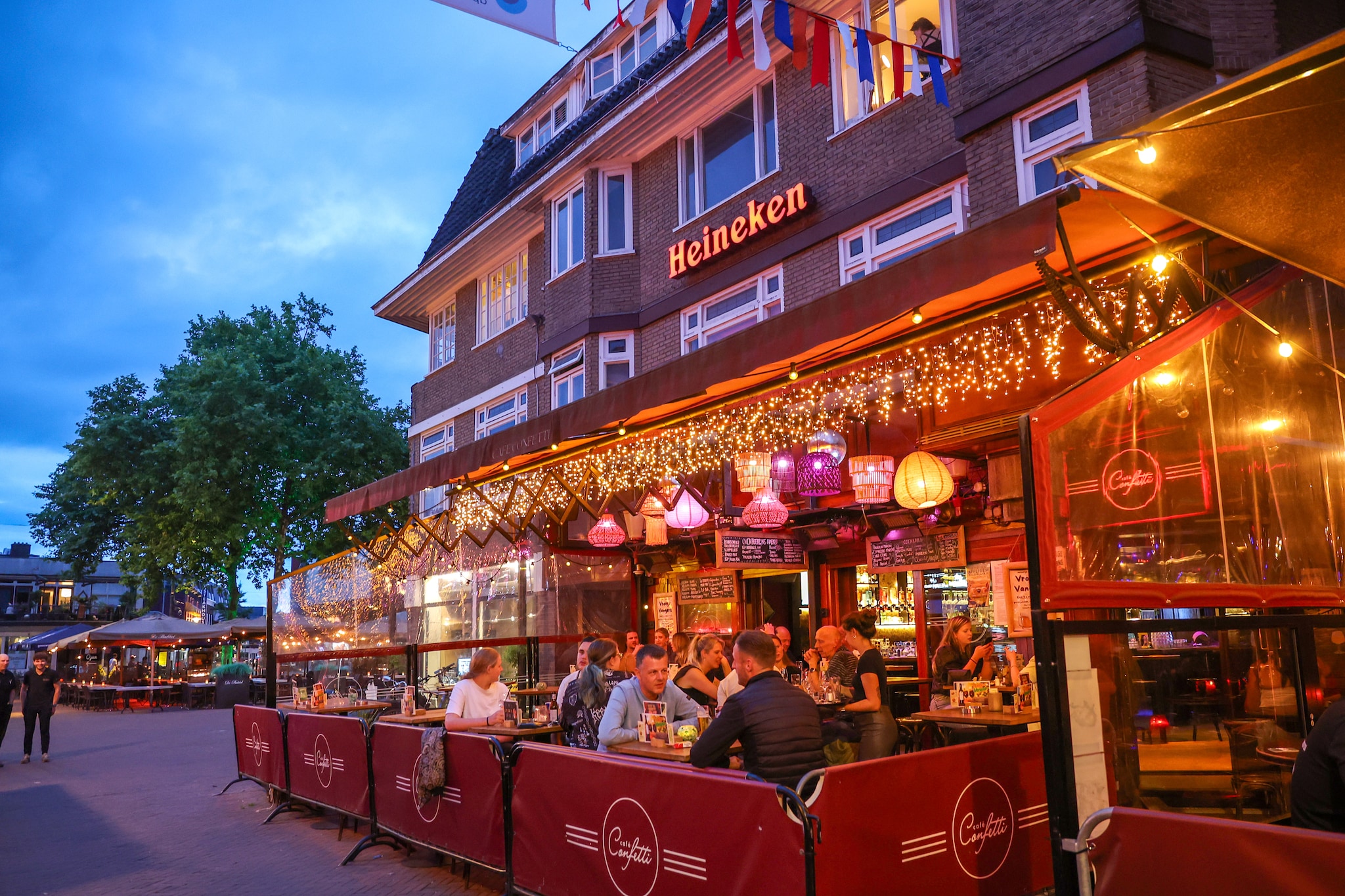 Bewoners boven Café Confetti storen zich aan geluidsoverlast. Peter Lous