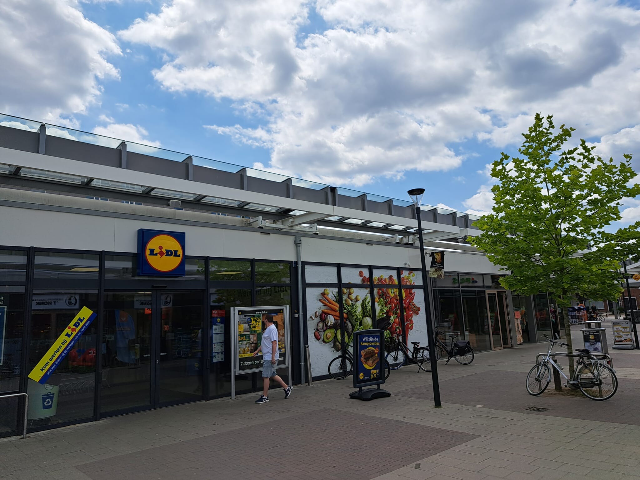 De Lidl met daarnaast de bakkerij. Eigen foto | De Lidl met daarnaast de bakkerij.